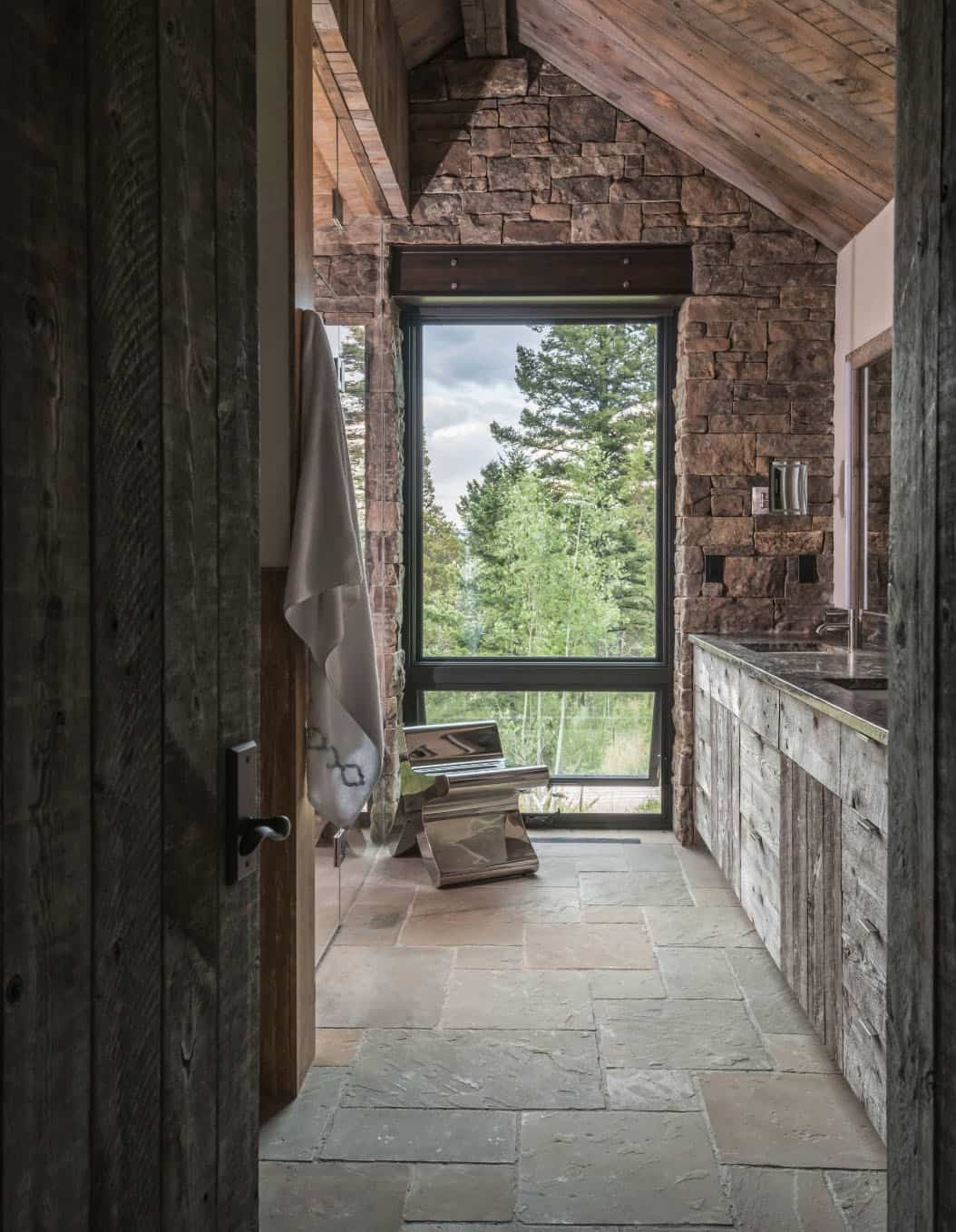 rustic-ranch-bathroom
