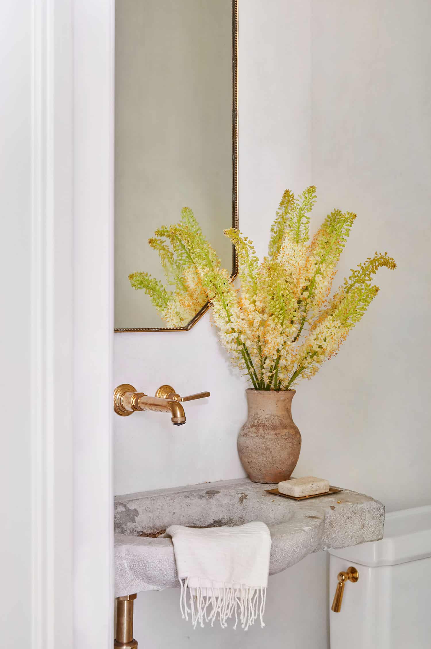 rustic-farmhouse-style-bathroom