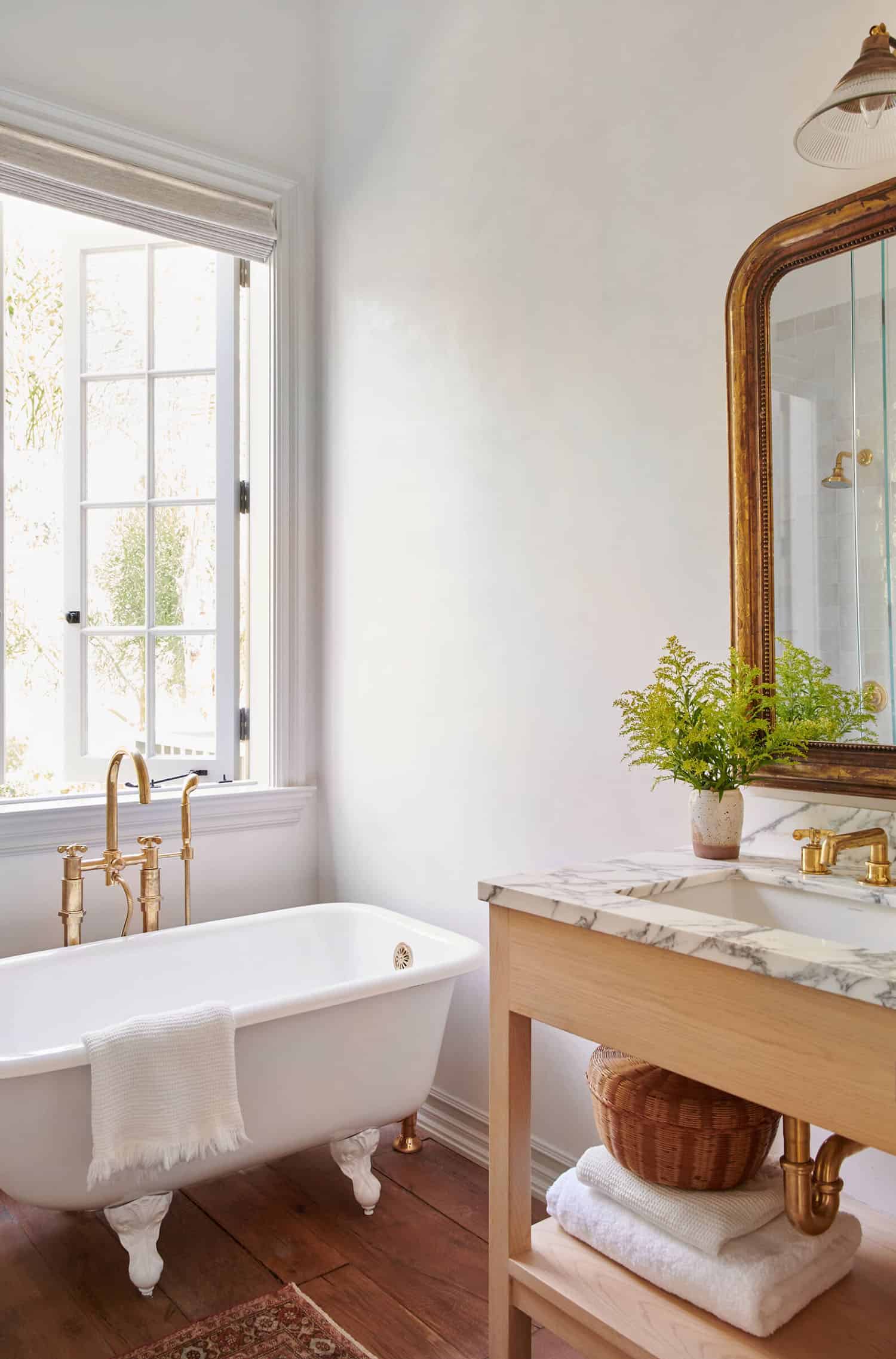 rustic-farmhouse-style-bathroom