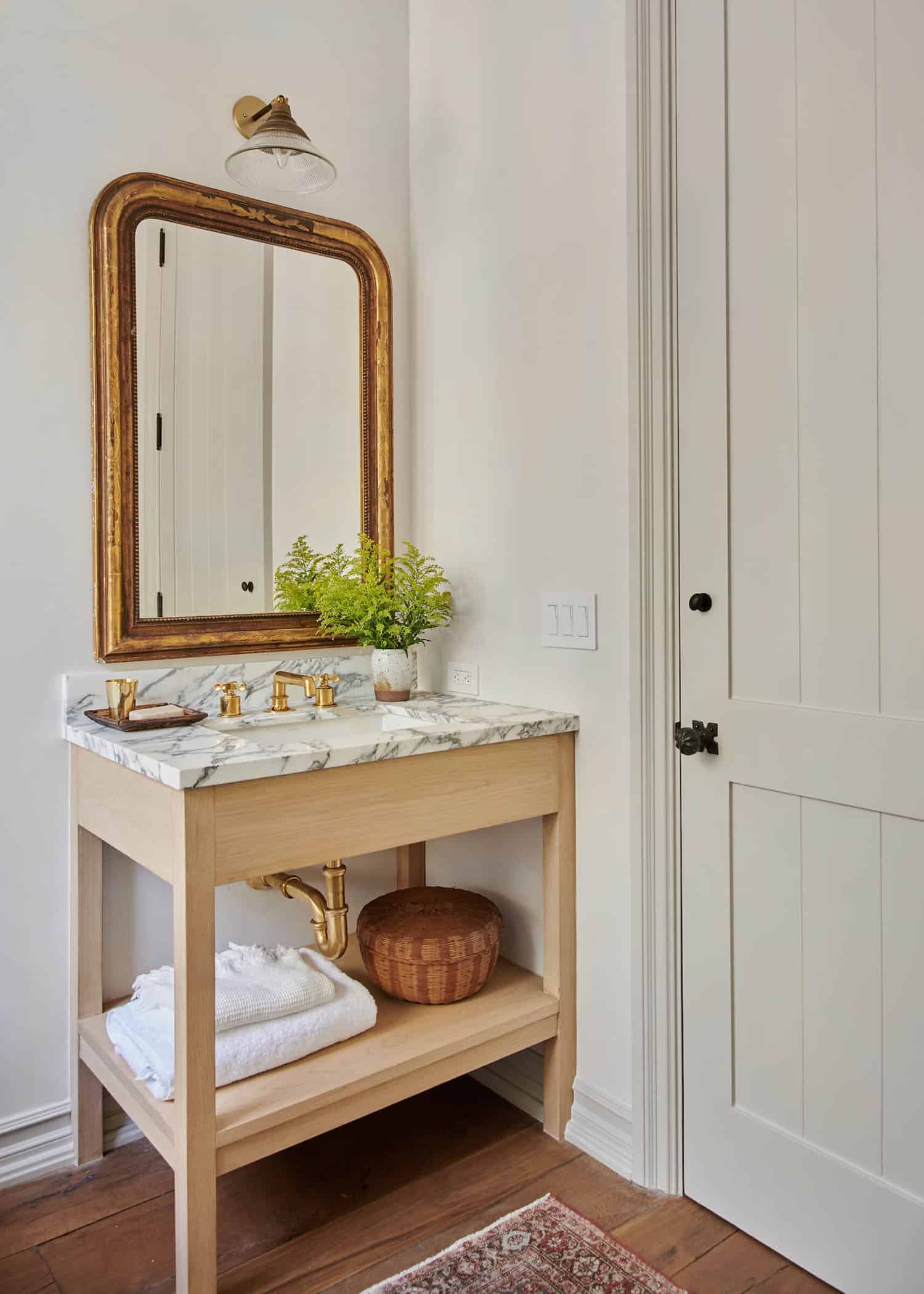 rustic-farmhouse-style-bathroom