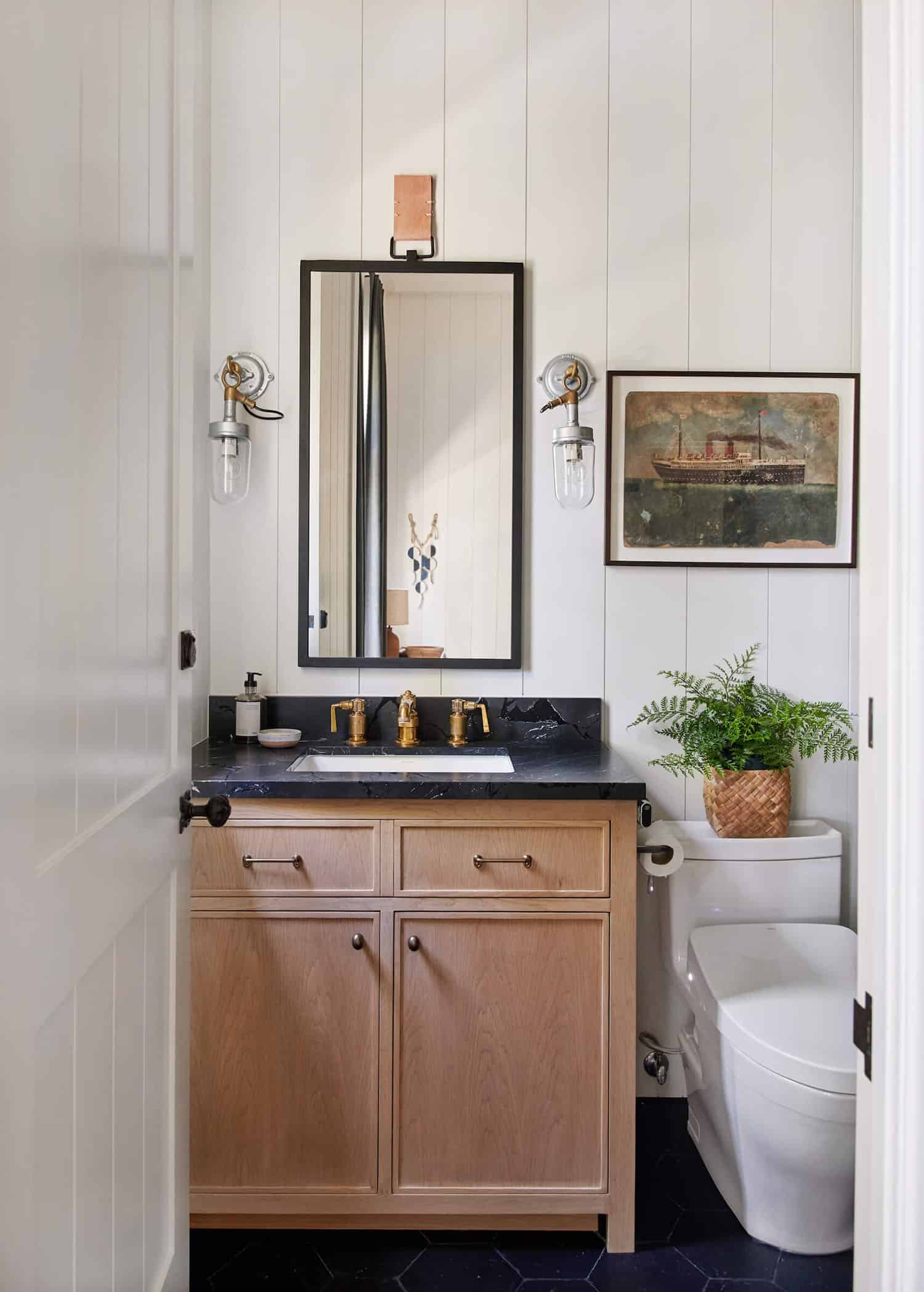 rustic-farmhouse-style-bathroom