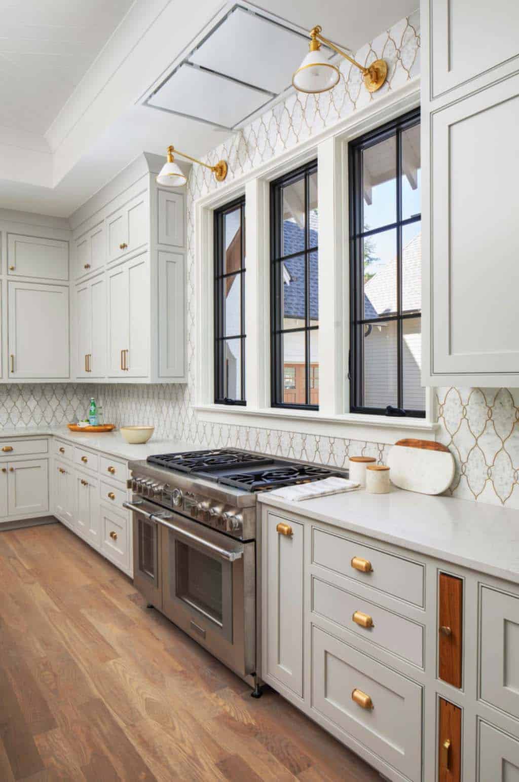 range-wall-transitional-kitchen