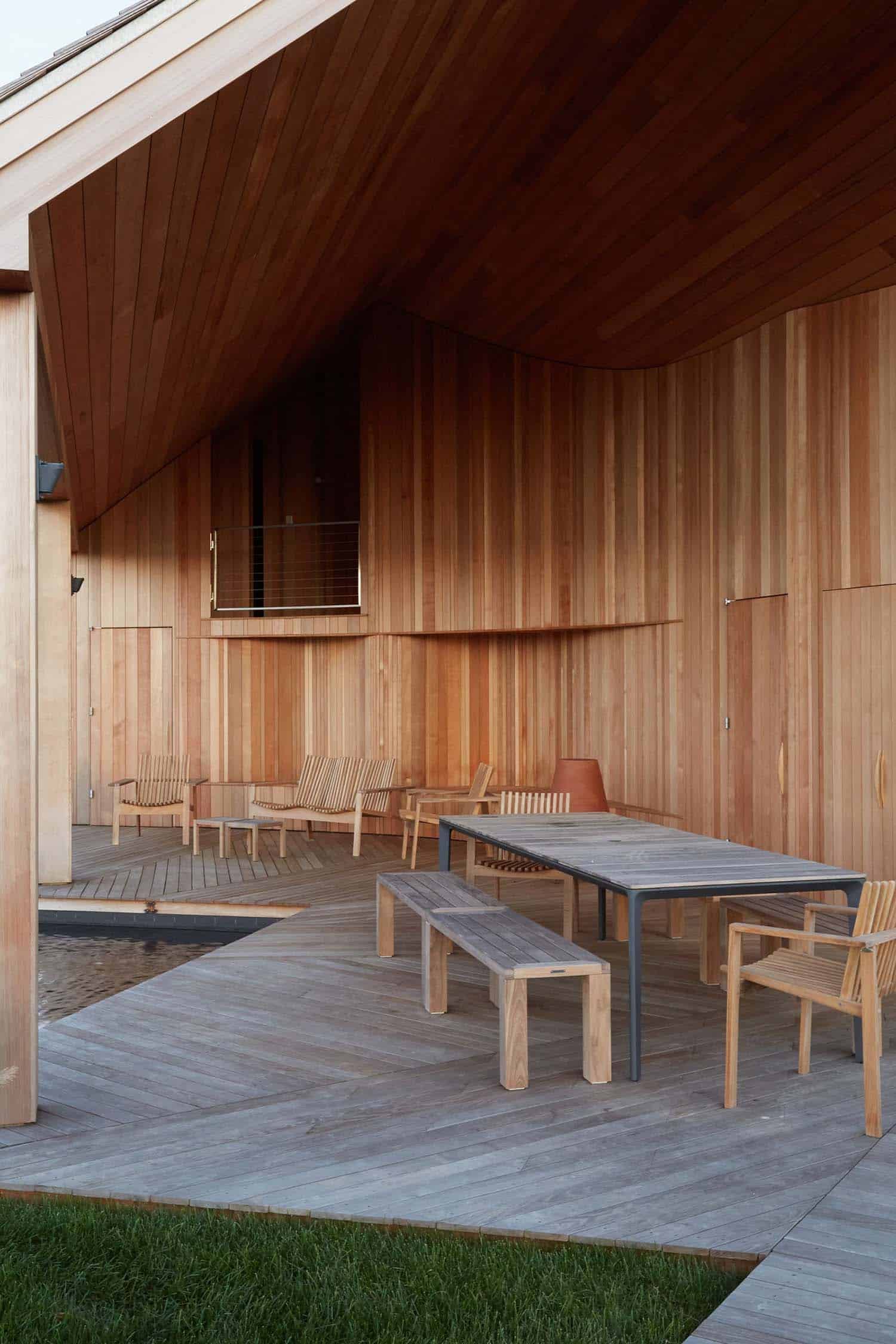 beach-style-home-covered-patio