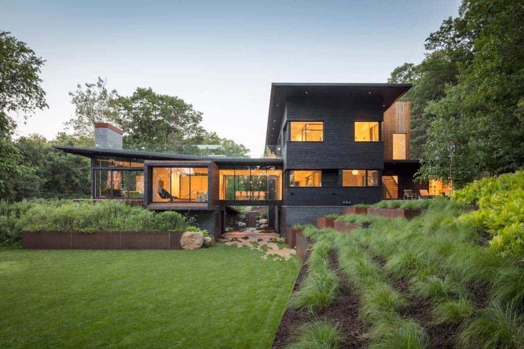 modern-lakefront-home-exterior