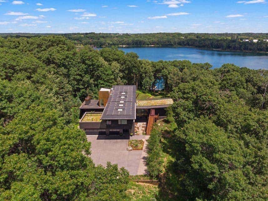 modern-lakefront-home-exterior-green-roof