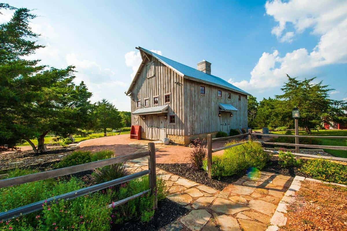 barn-farmhouse-exterior