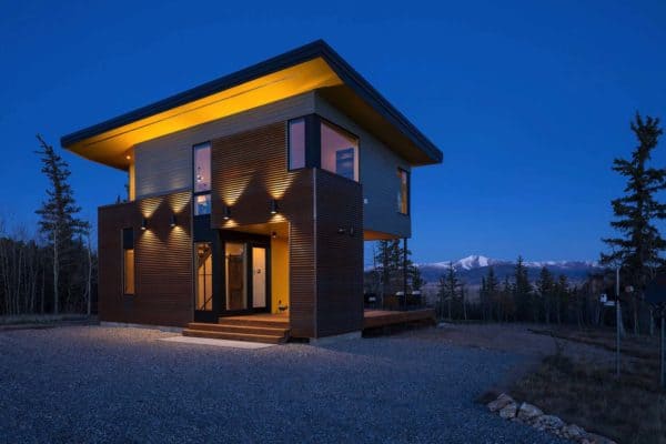 featured posts image for Compact shed house provides dramatic views of the Rocky Mountains