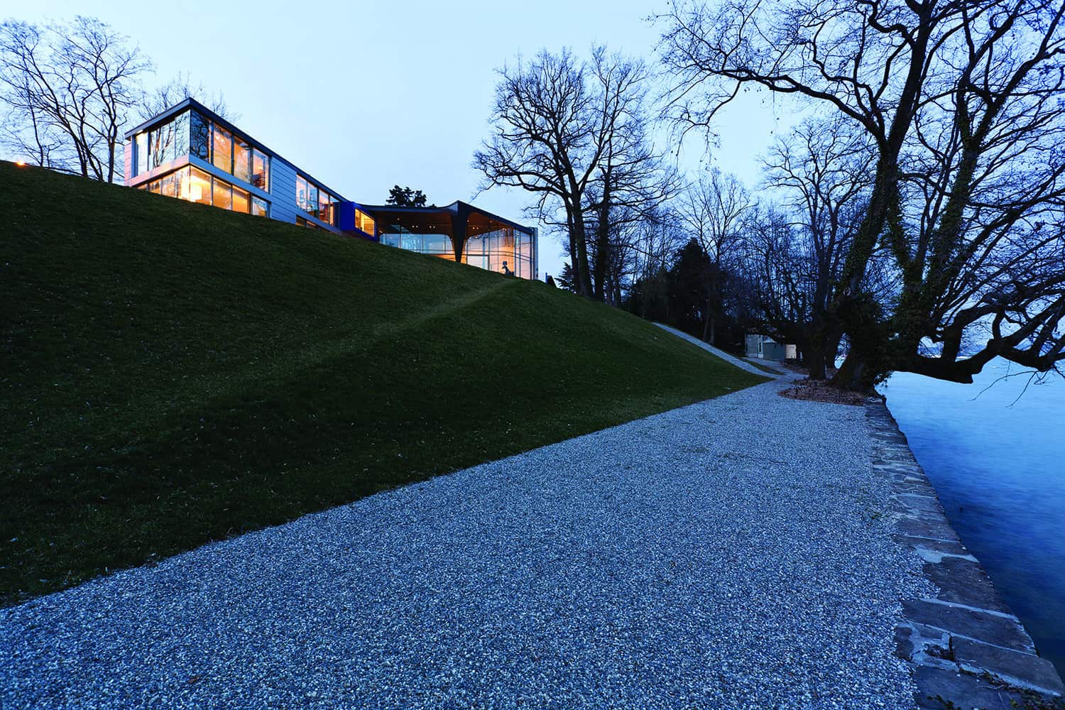 contemporary-lake-house-exterior