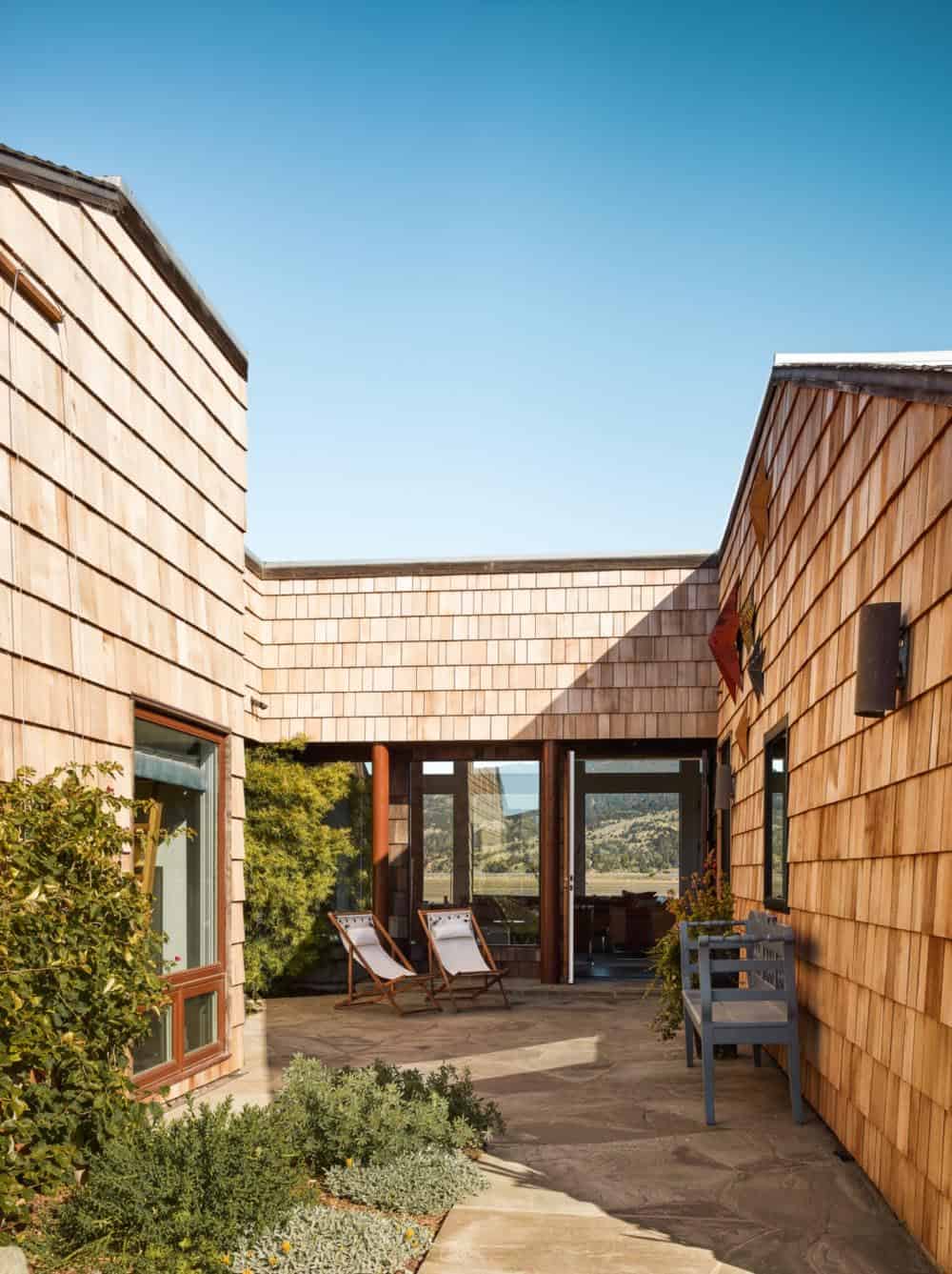 modern-beach-house-courtyard