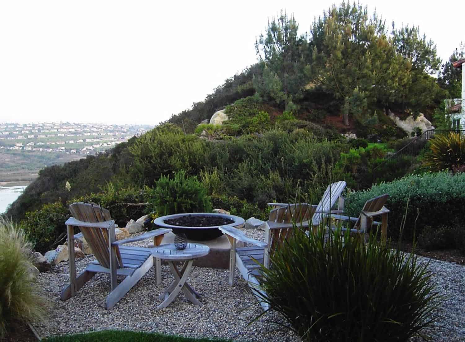 coastal-style-outdoor-design-ideas-with-fire-pit