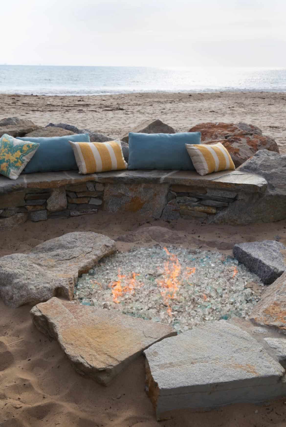 coastal-style-outdoor-design-ideas-with-fire-pit