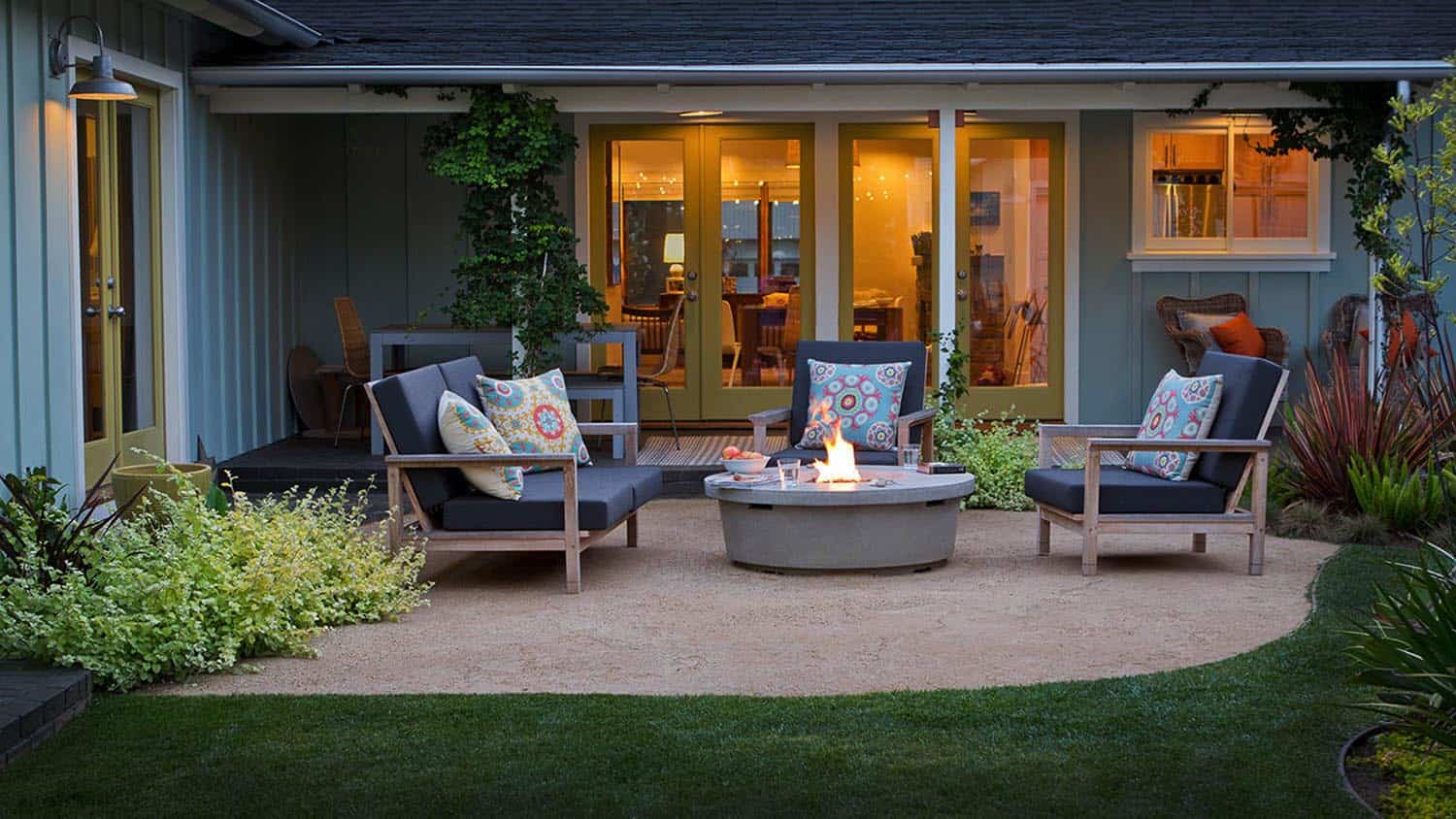 coastal-style-outdoor-design-ideas-with-fire-pit