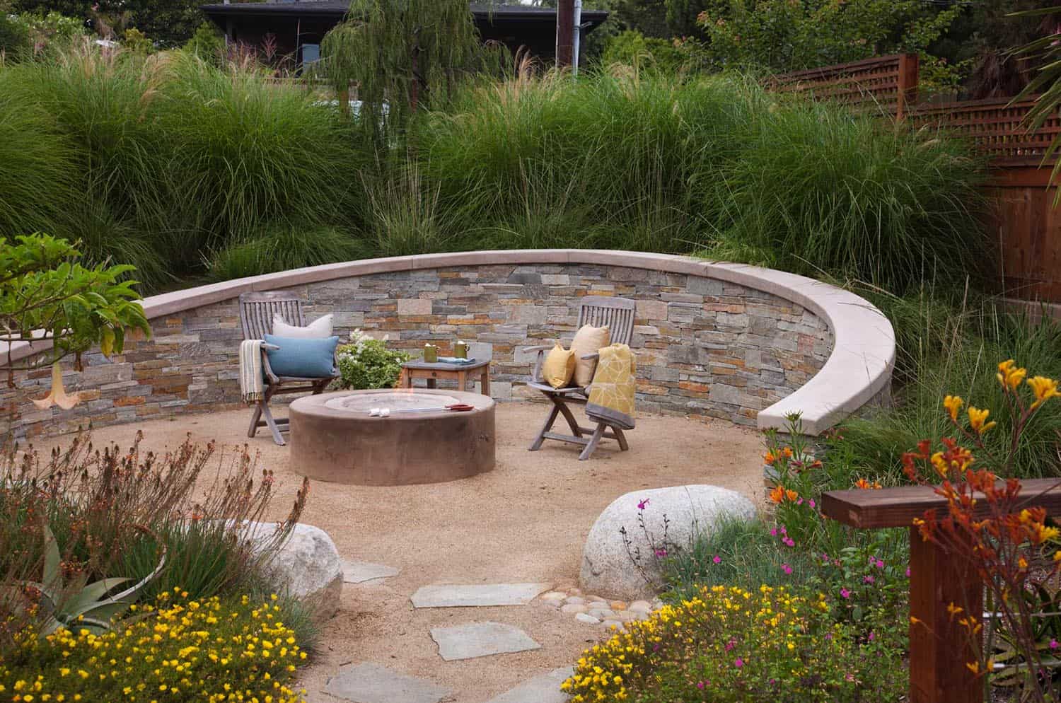coastal-style-outdoor-design-ideas-with-fire-pit