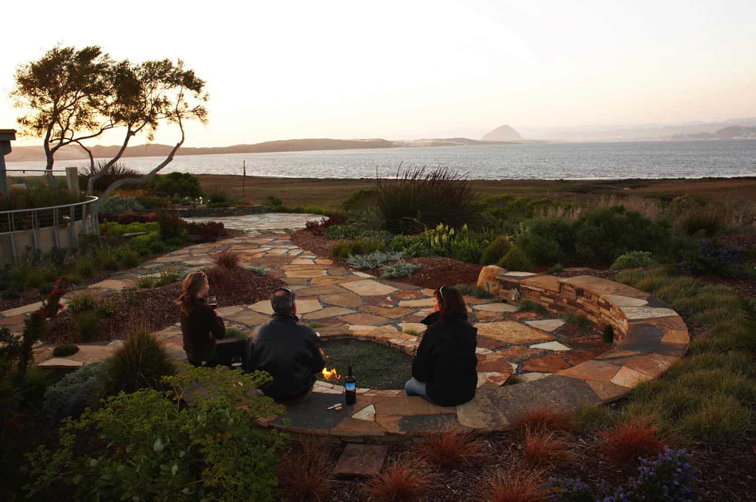 coastal-style-outdoor-design-ideas-with-fire-pit