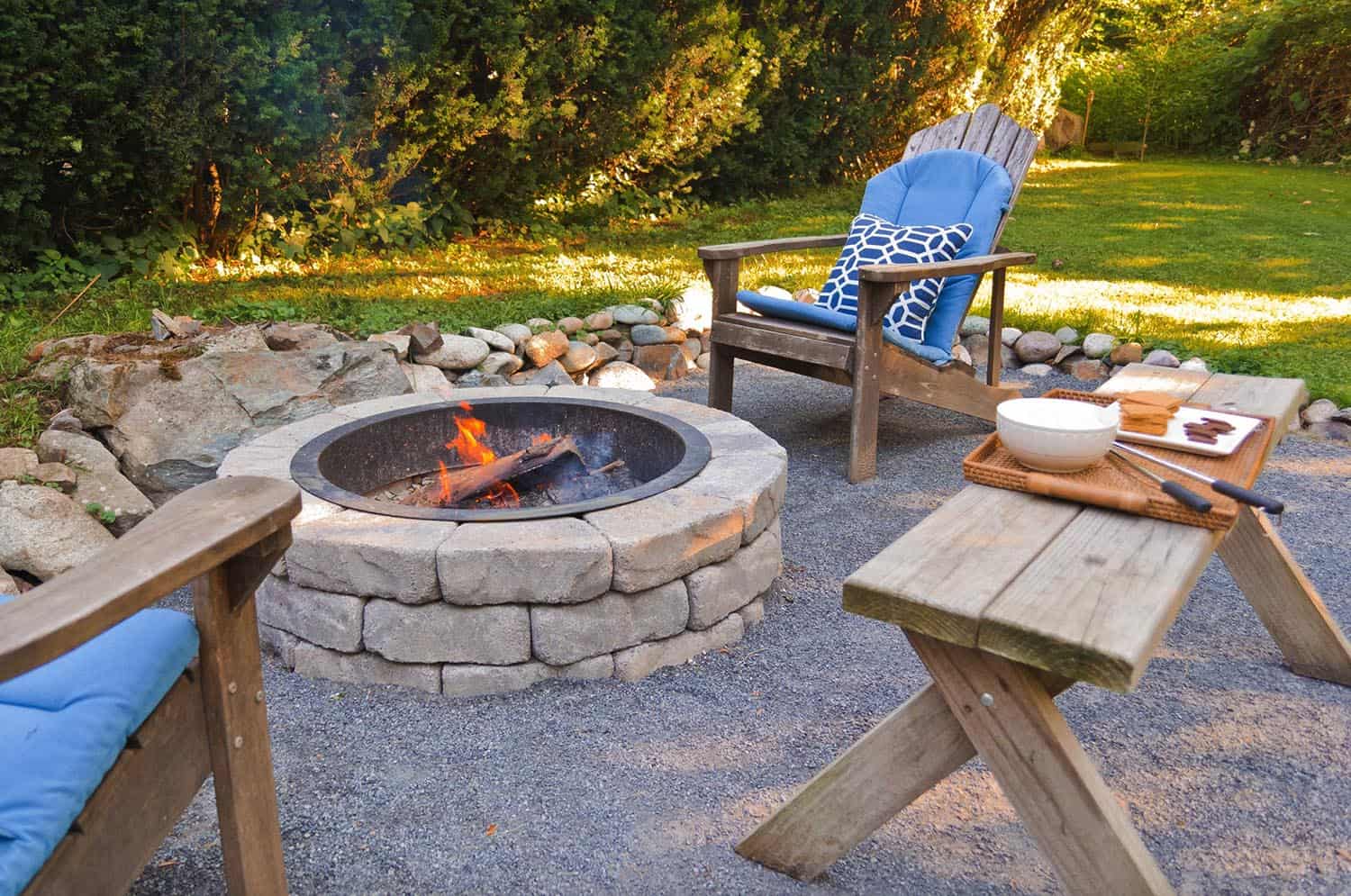 coastal-style-outdoor-design-ideas-with-fire-pit