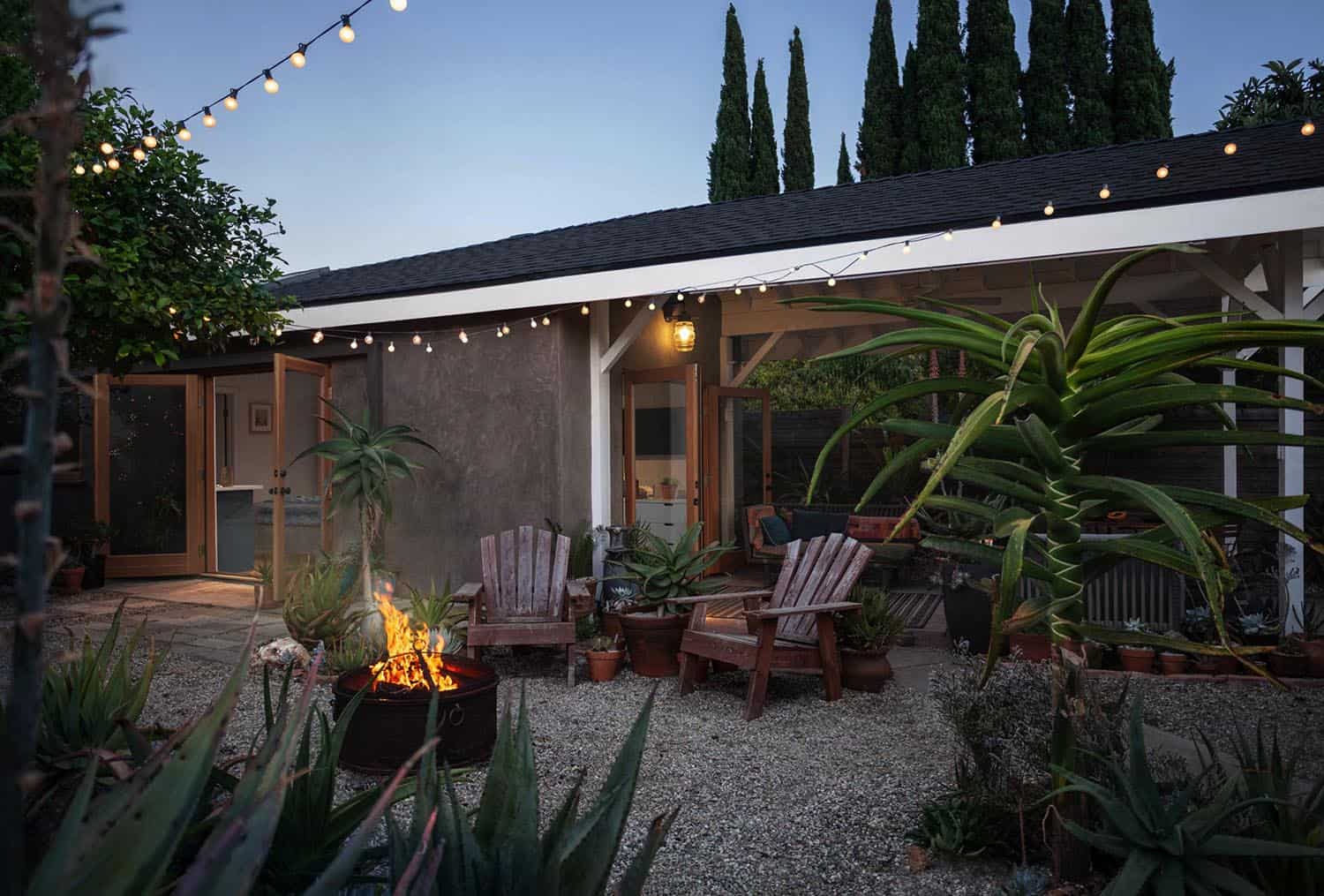 coastal-style-outdoor-design-ideas-with-fire-pit