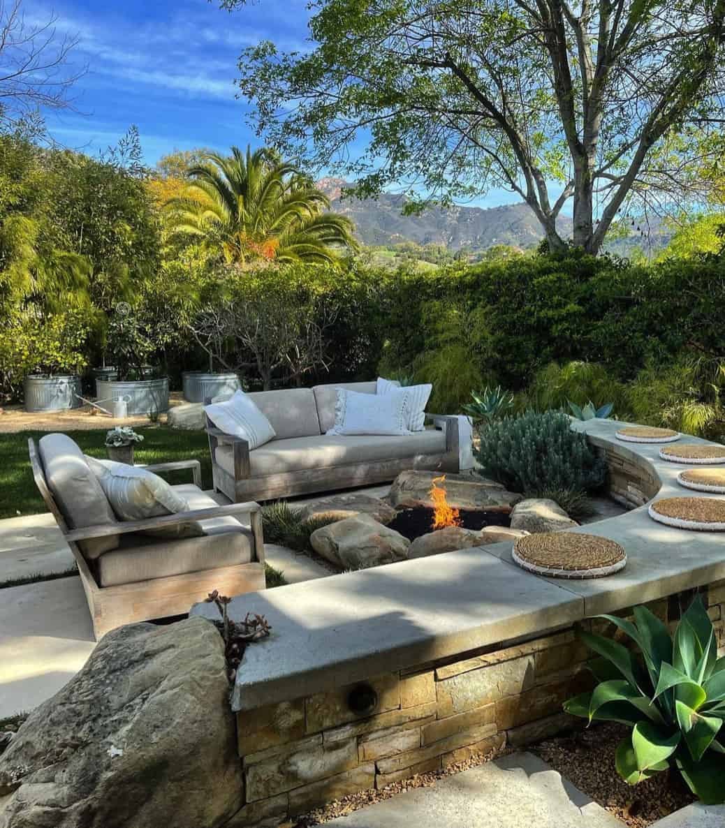 coastal-style-backyard-fire-pit