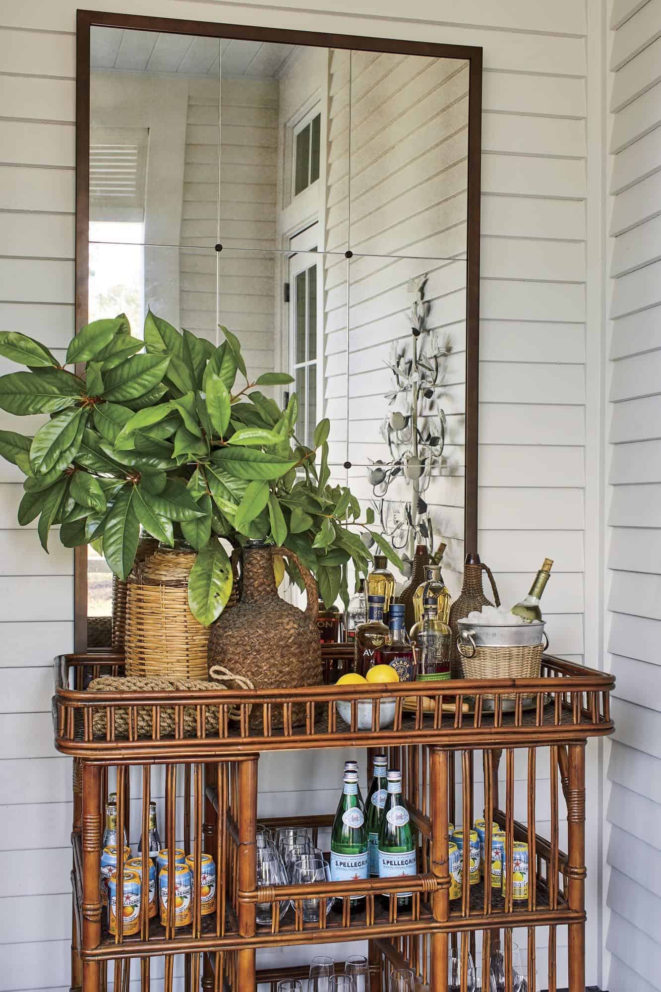 beach-style-home-bar