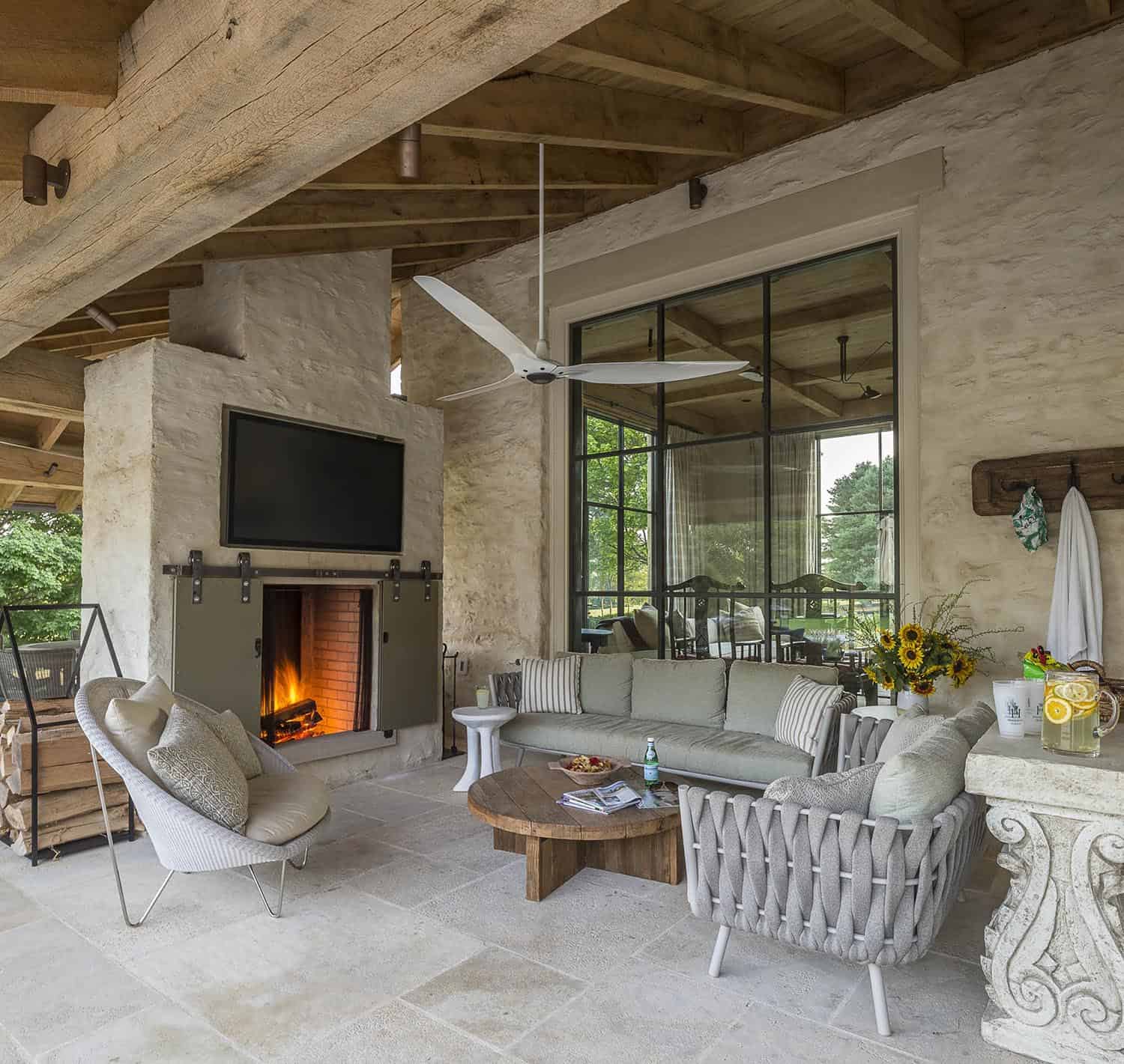 farmhouse-modern-home-patio