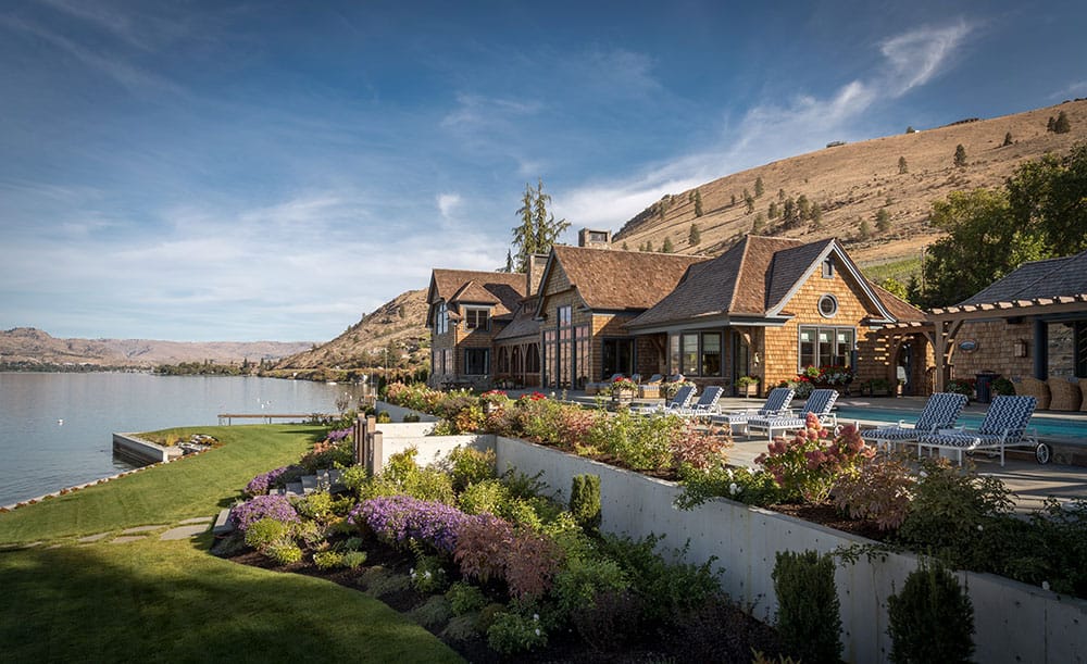 contemporary-lake-house-exterior