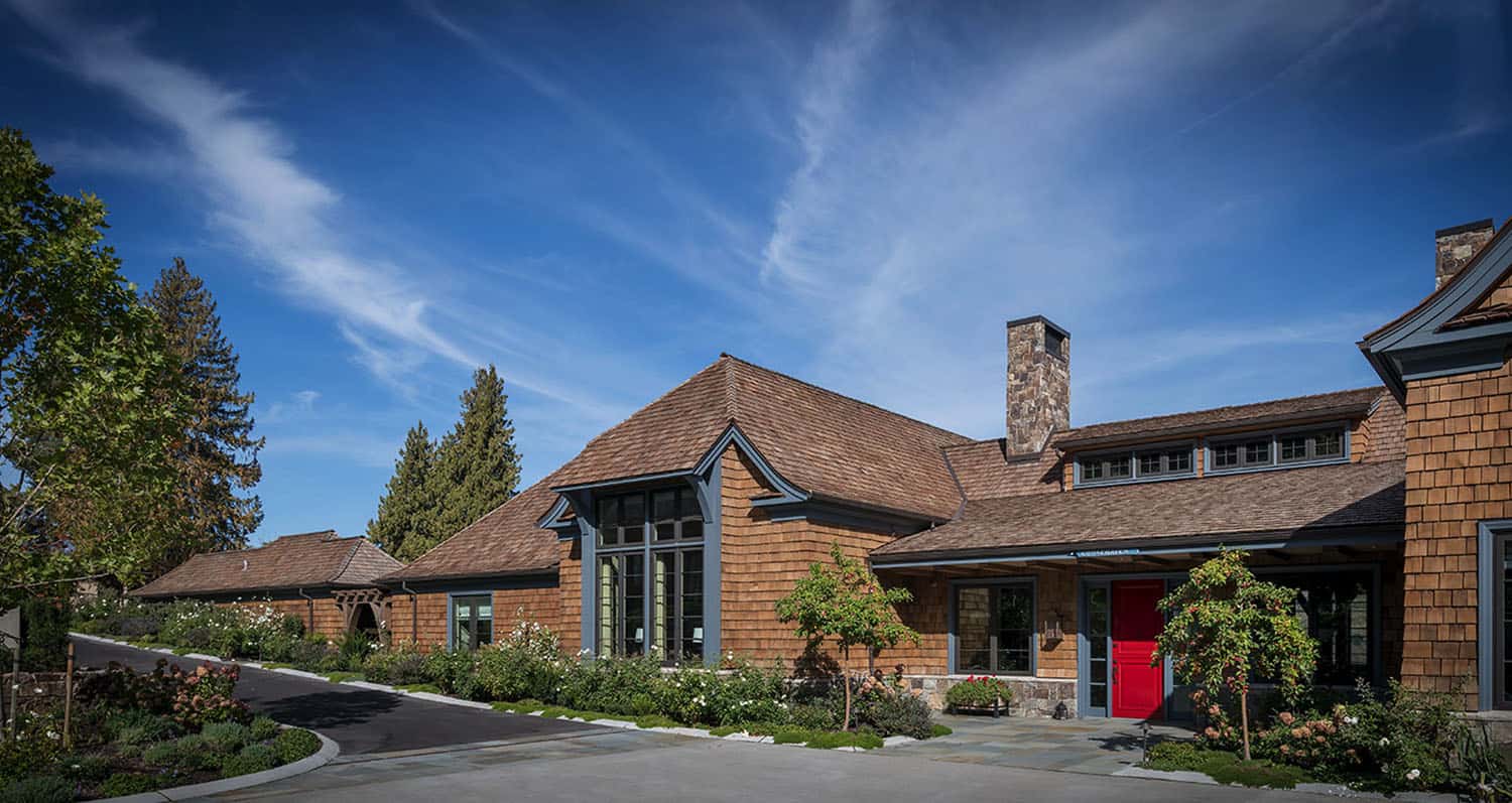 contemporary-lake-house-exterior