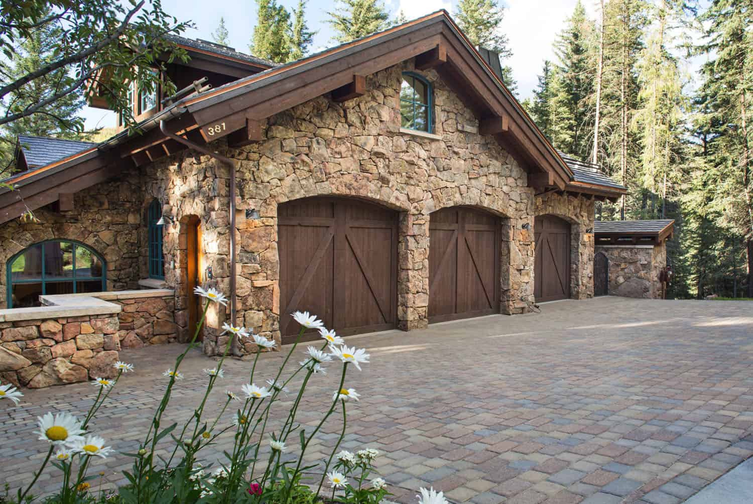 rustic-mountain-home-garage