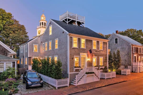 featured posts image for Quaint New England saltbox house with coastal charm on Nantucket Island