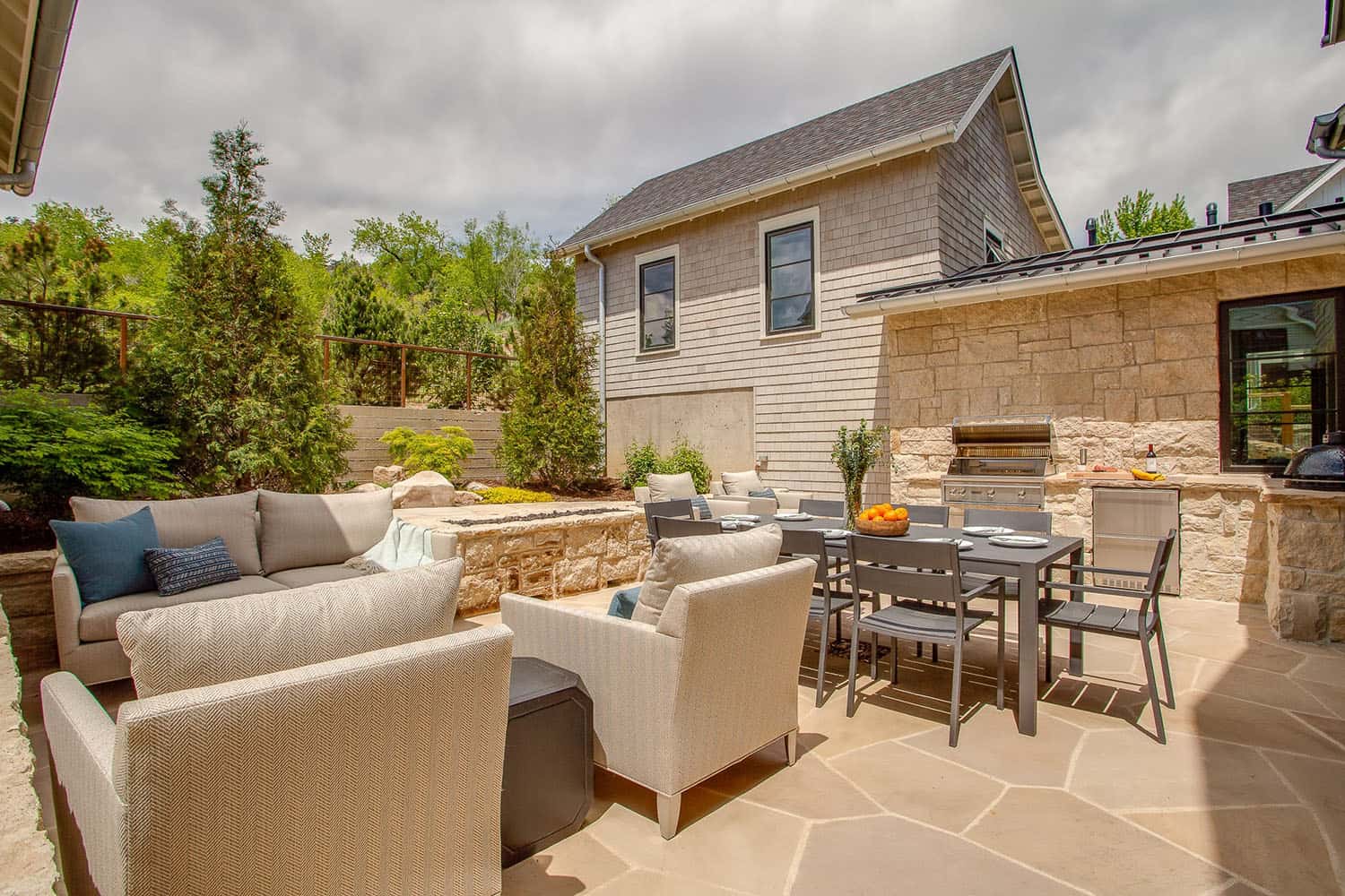 contemporary-home-patio