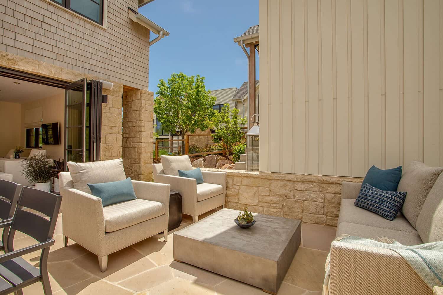 contemporary-home-patio