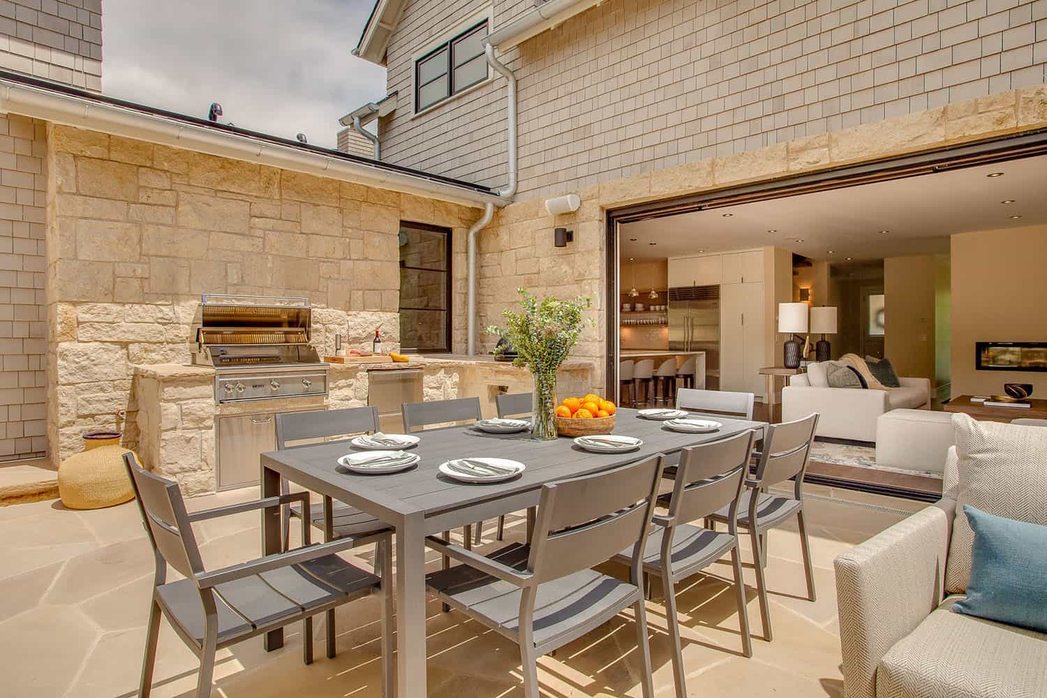 contemporary-home-patio-outdoor-dining