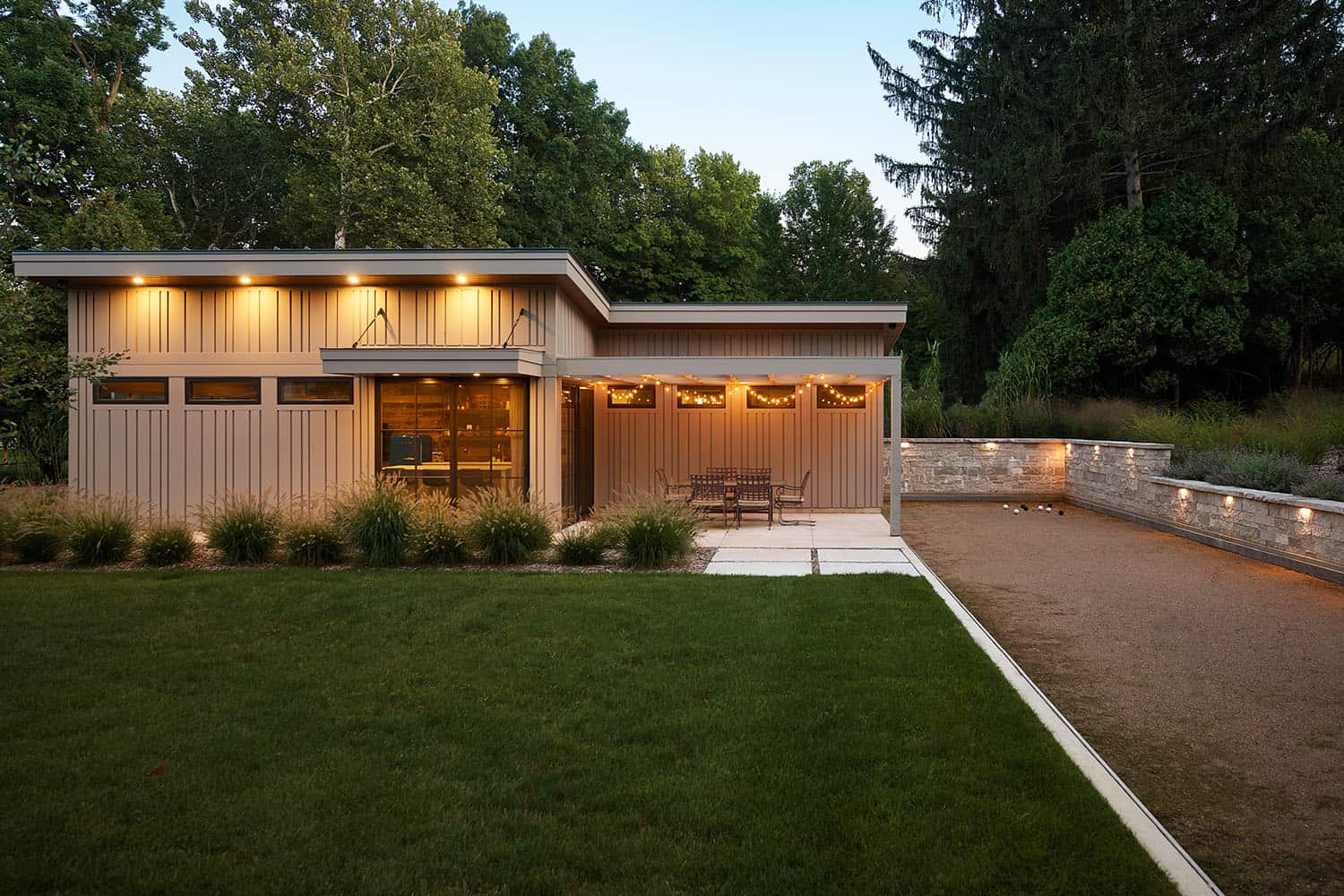 modern-lake-house-exterior