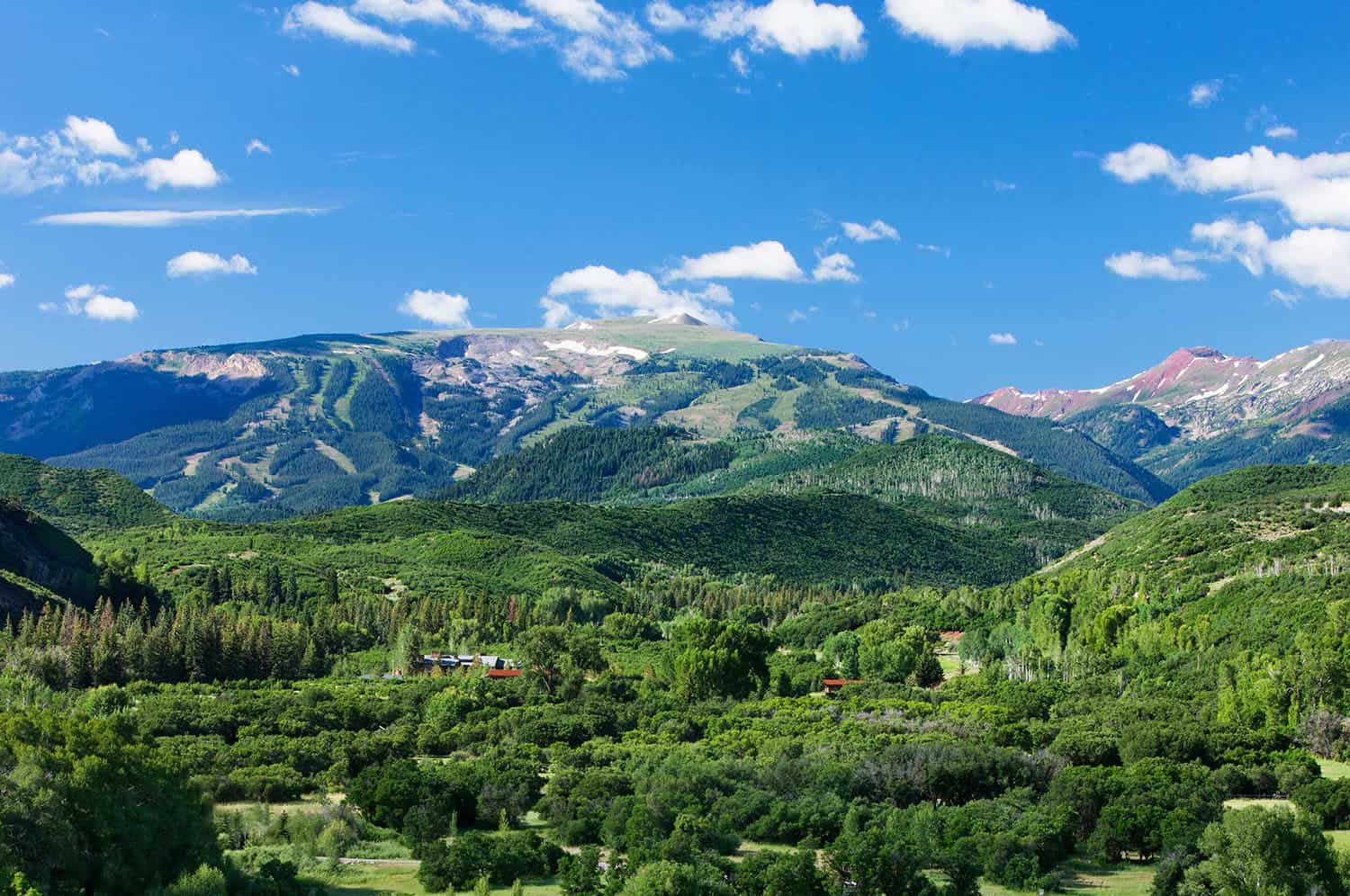 mountain-ranch-house-landscape