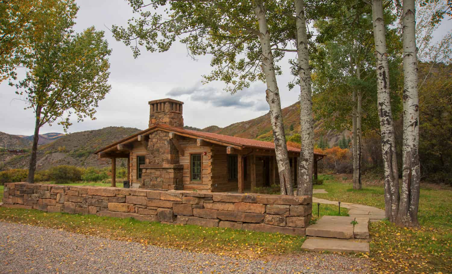mountain-ranch-house-exterior