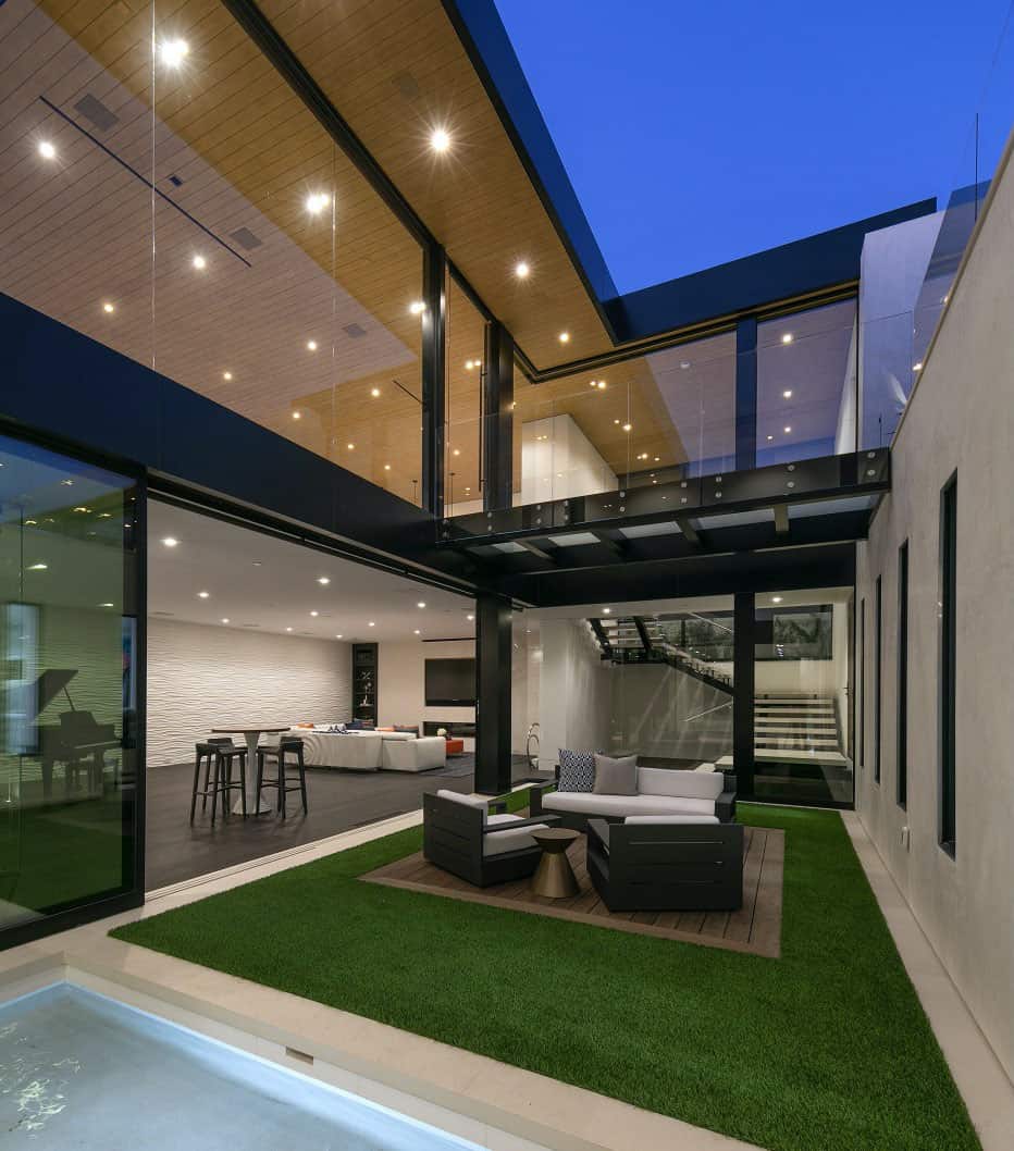 modern-beach-house-exterior-courtyard