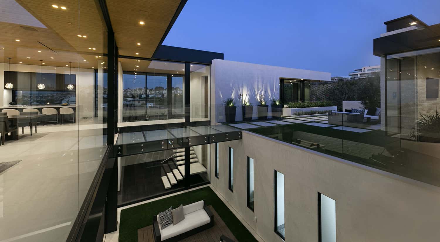 modern-beach-house-exterior-courtyard