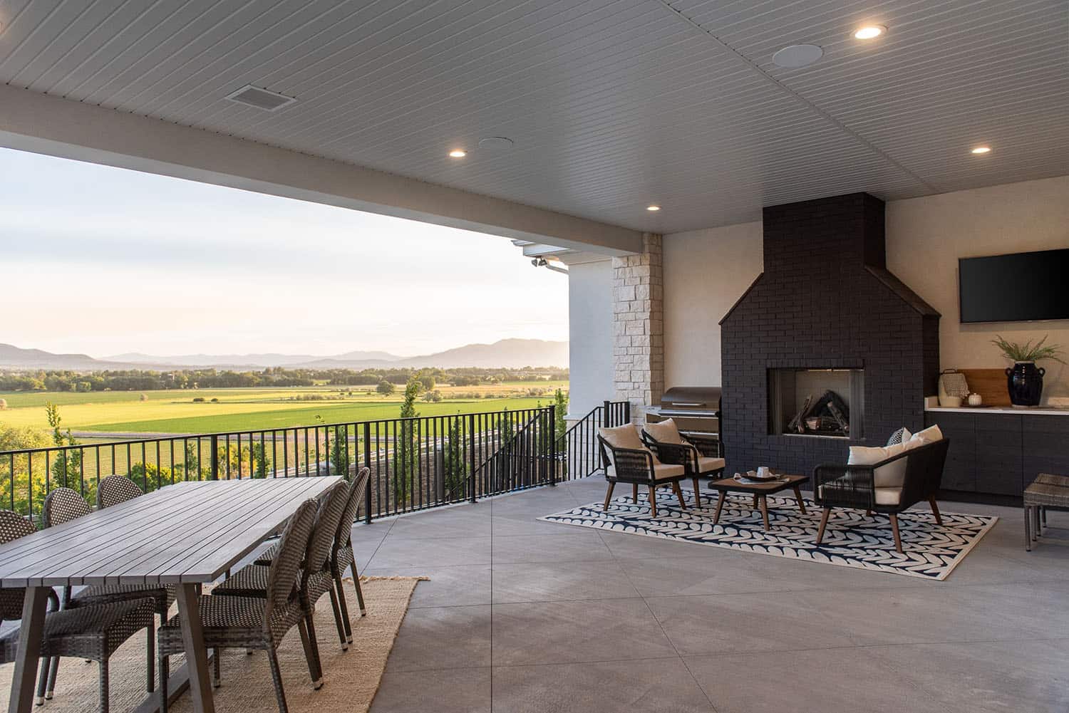 transitional-home-patio