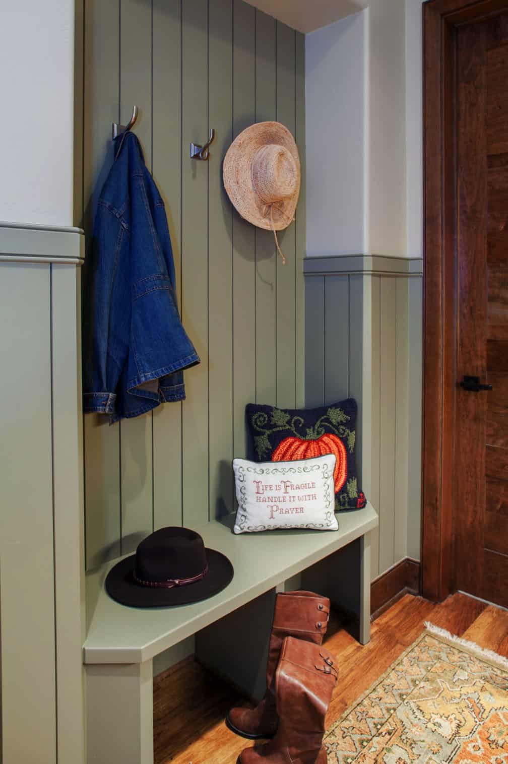 traditional-mudroom-entry