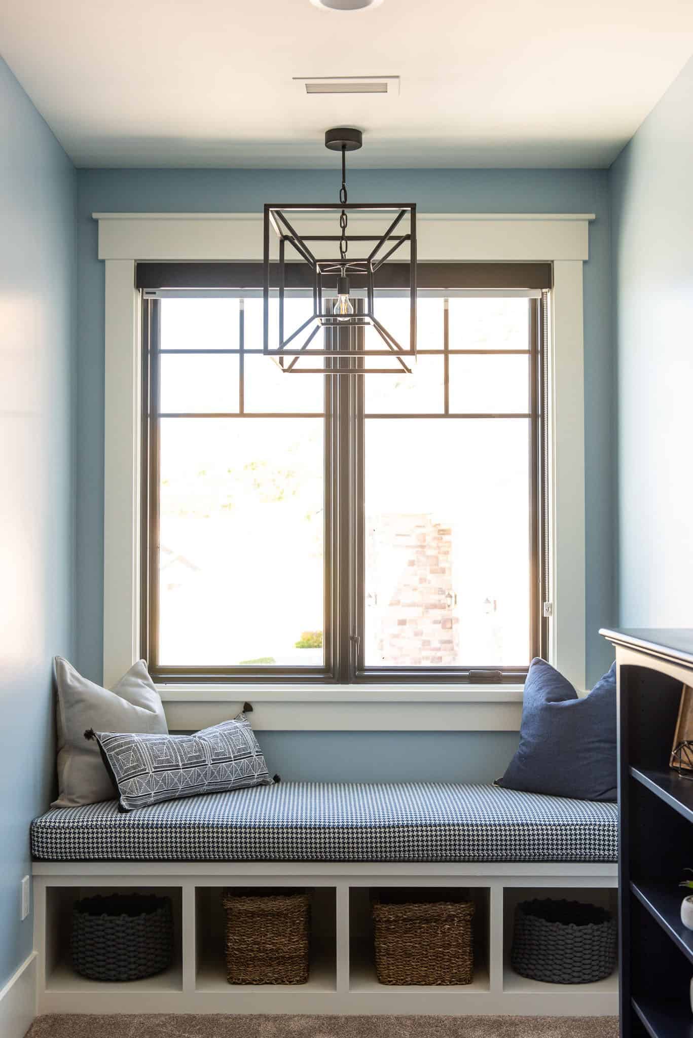 modern-farmhouse-style-bedroom-window-seat