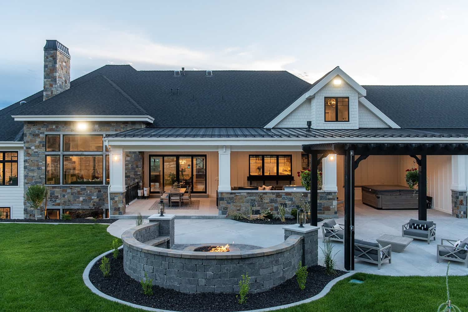 modern-farmhouse-style-patio-fire-pit