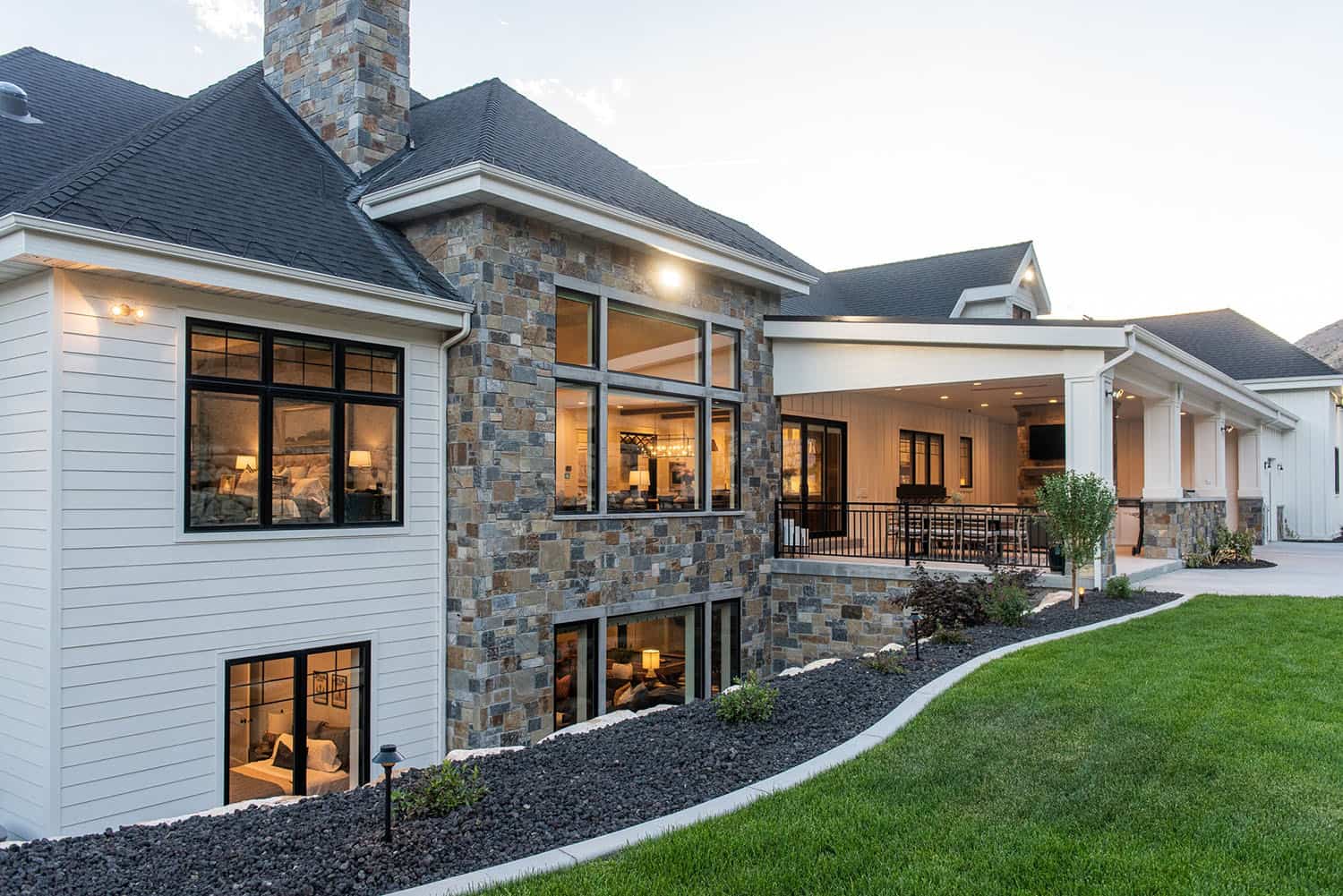 modern-farmhouse-style-home-exterior