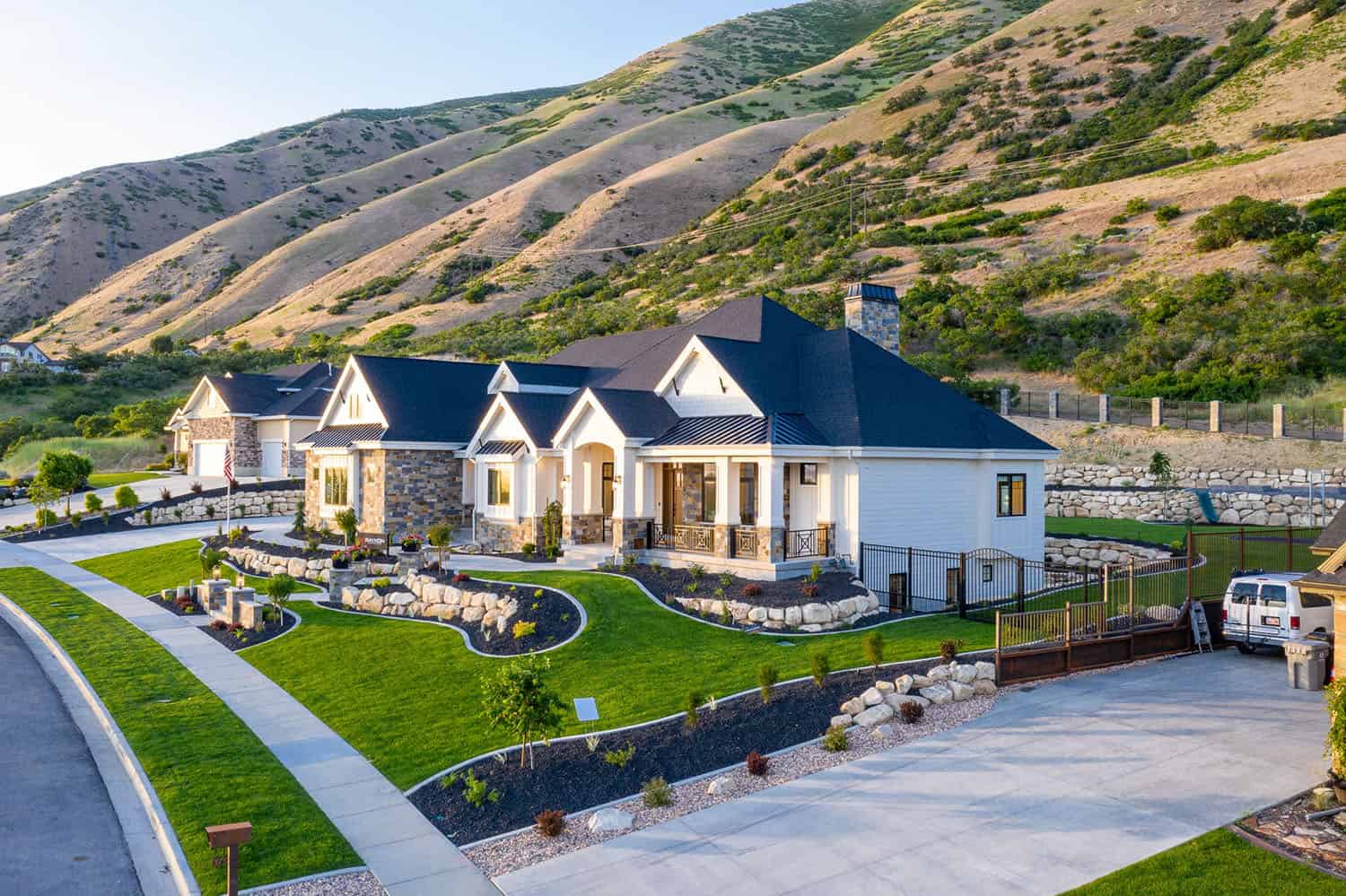 modern-farmhouse-style-home-exterior