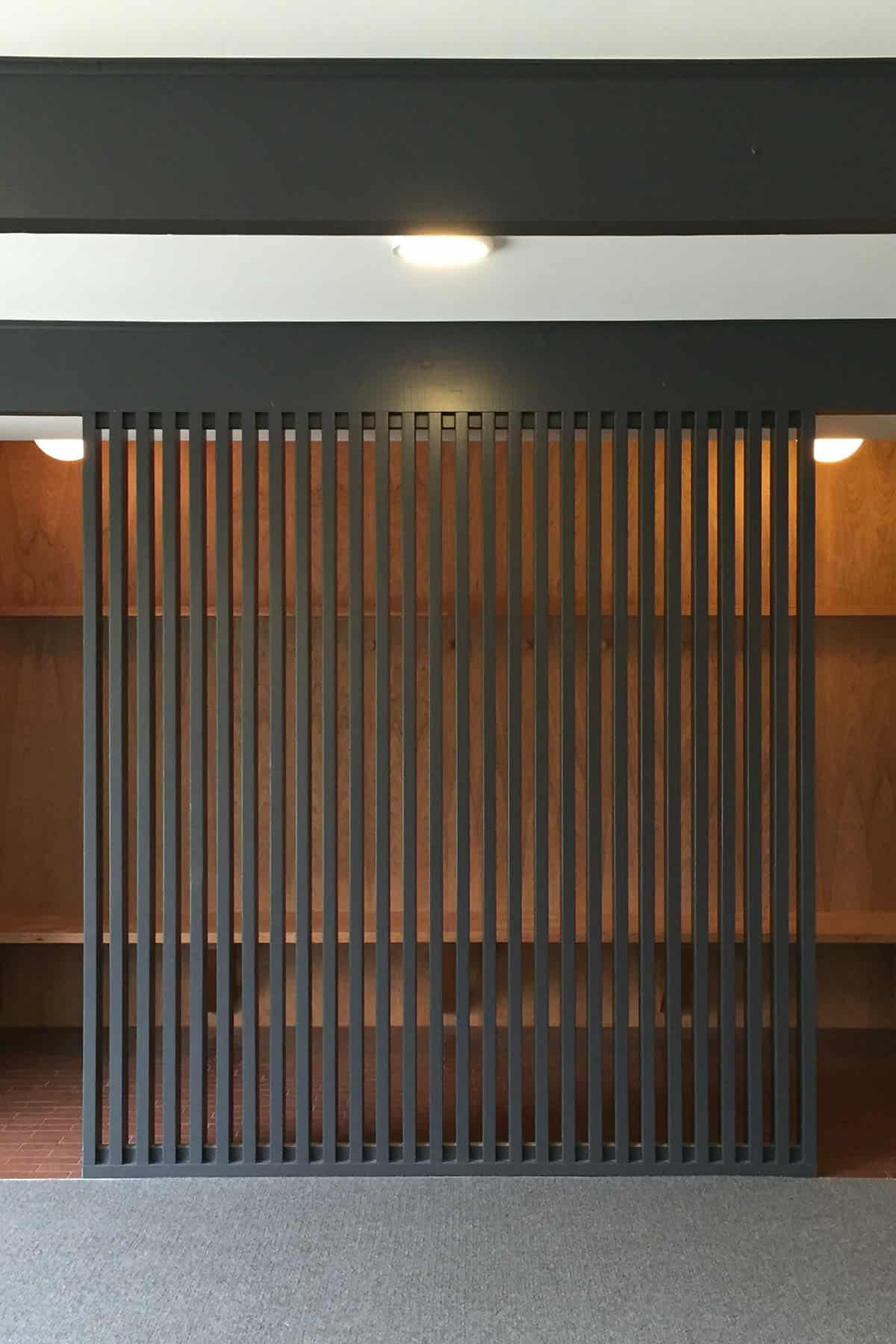 midcentury-modern-mudroom