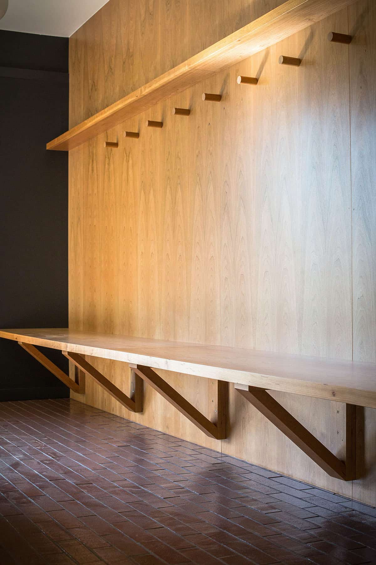 midcentury-modern-mudroom