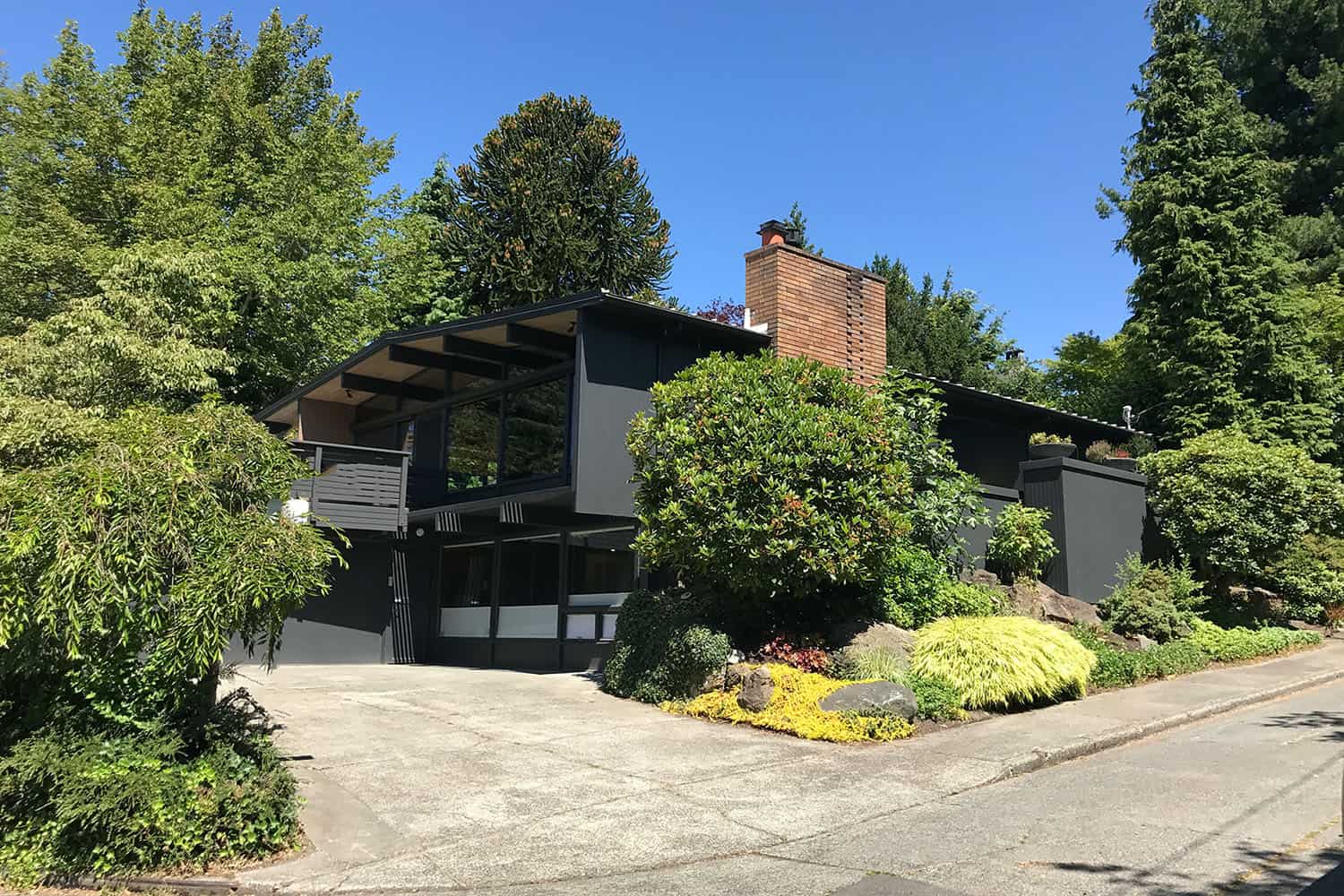 hillside-midcentury-modern-home-exterior
