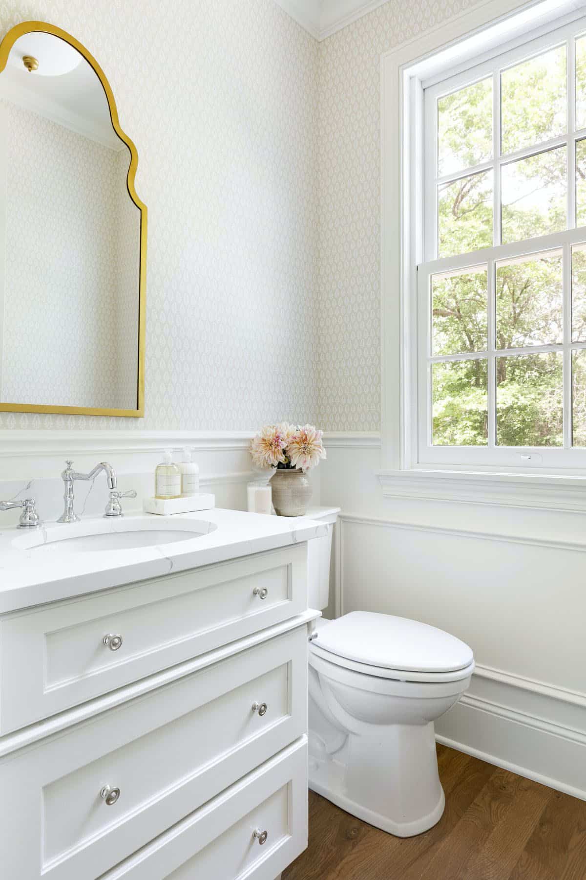 cottage-style-bathroom