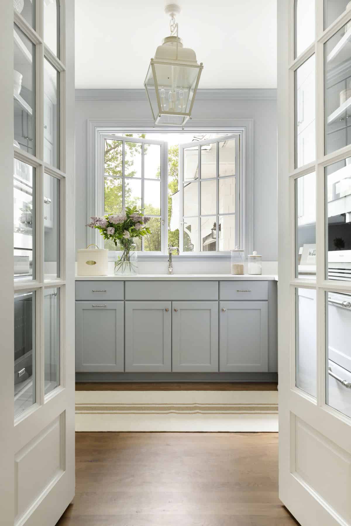 cottage-style-kitchen-butlers-pantry