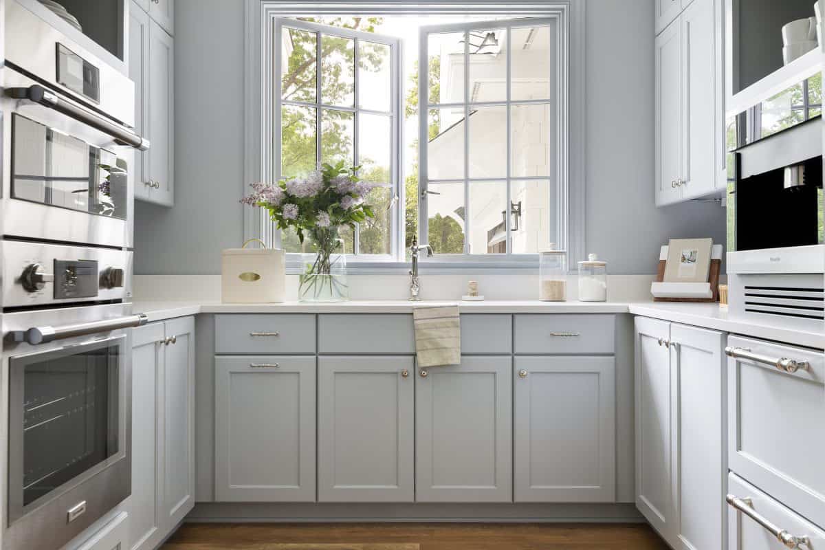 cottage-style-kitchen-butlers-pantry