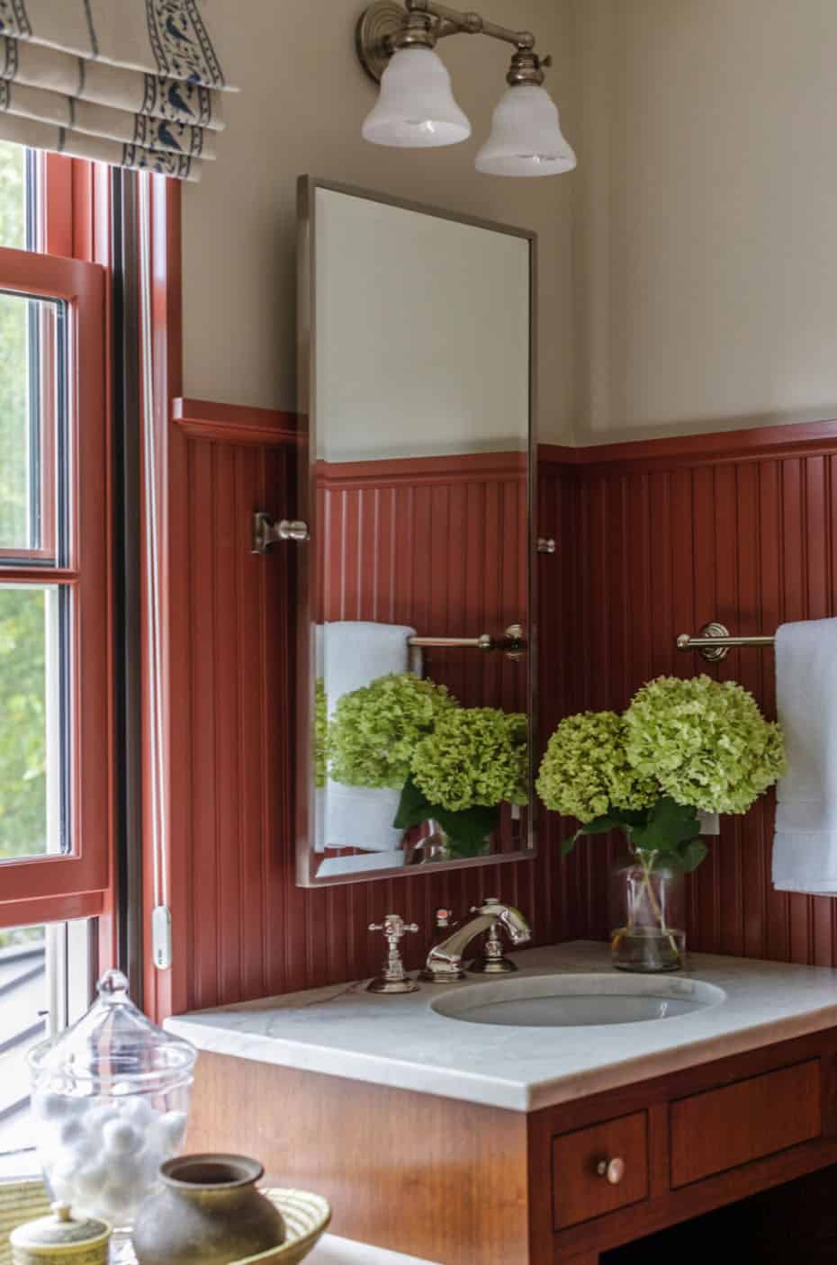 colonial-style-bathroom