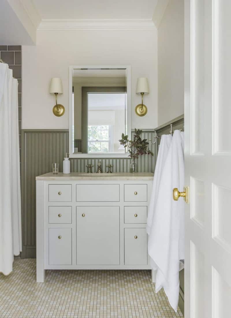 colonial-style-bathroom