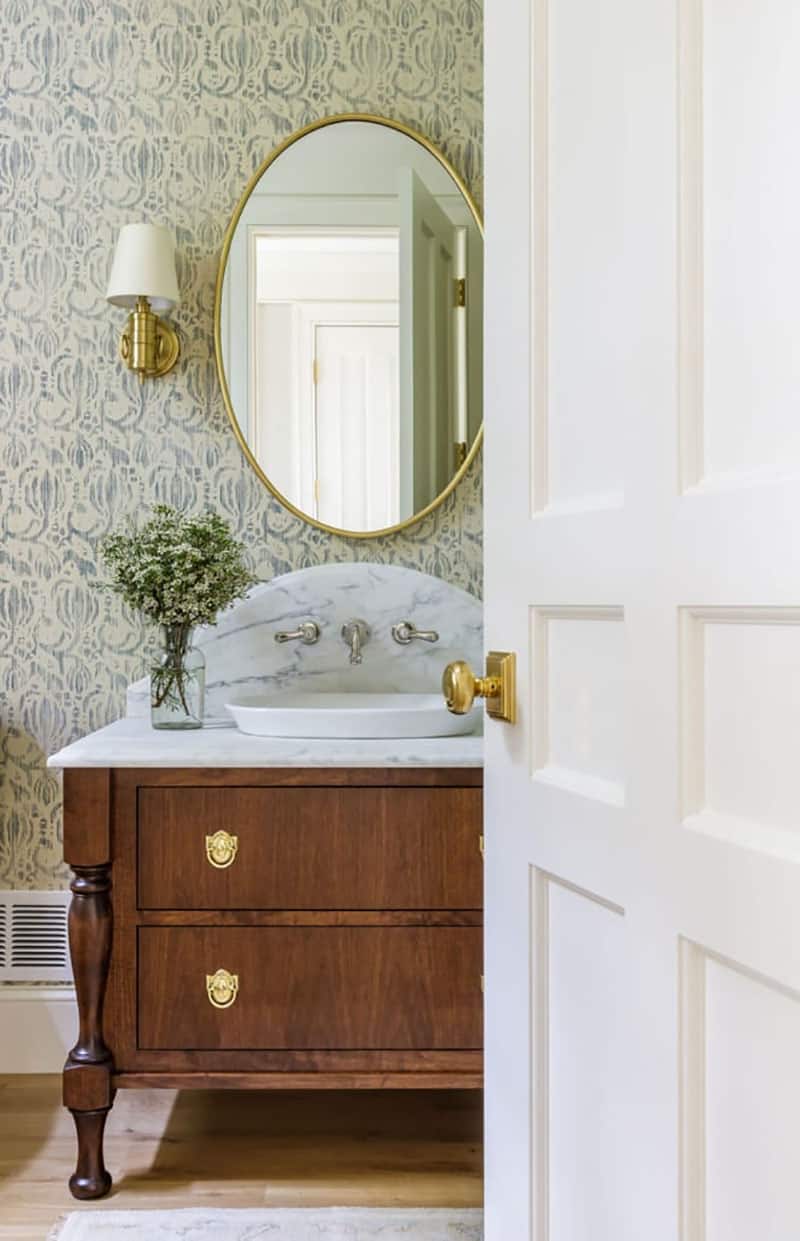 colonial-style-powder-room